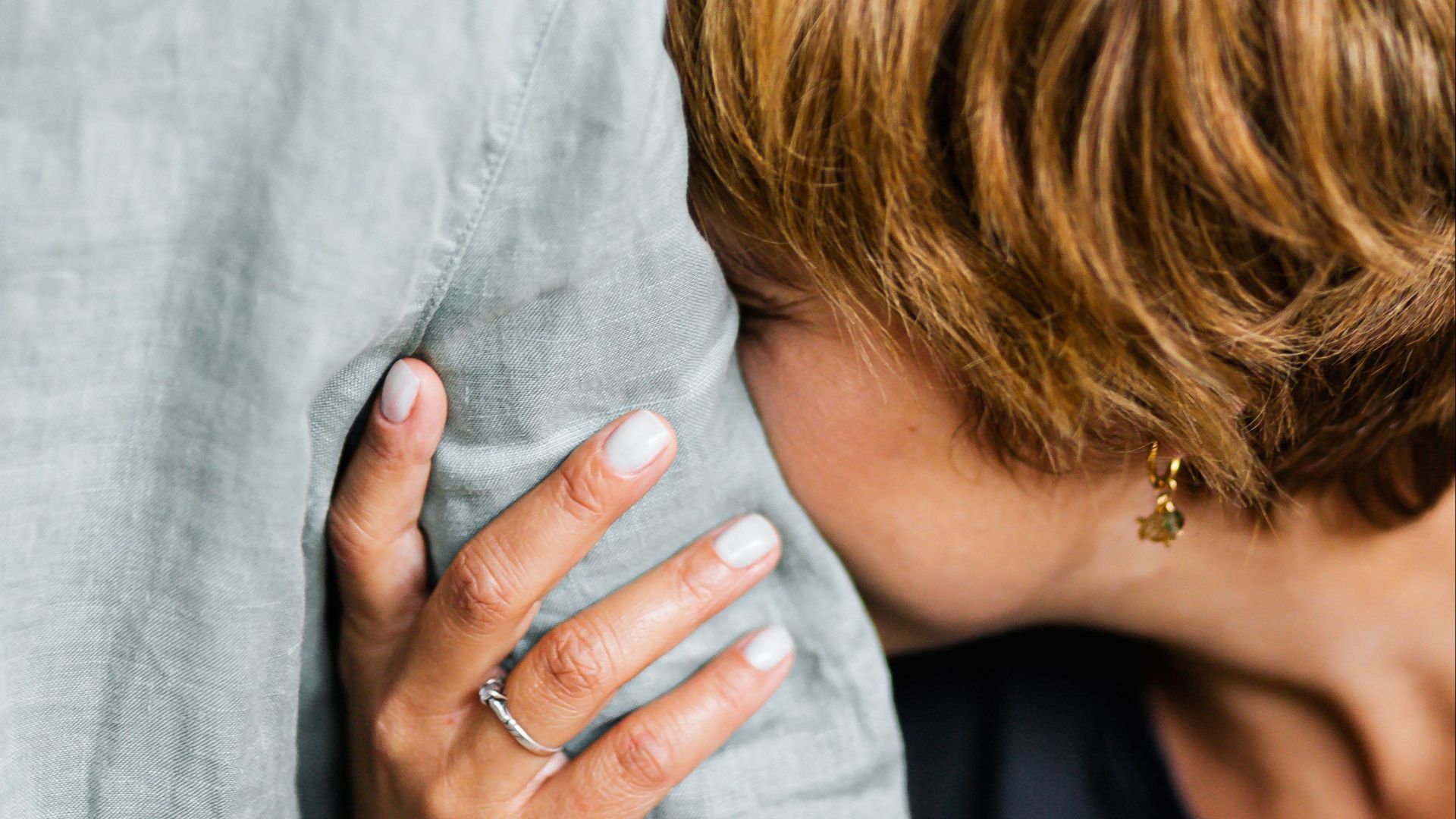 10. Elle lui touche le bras sans y penser