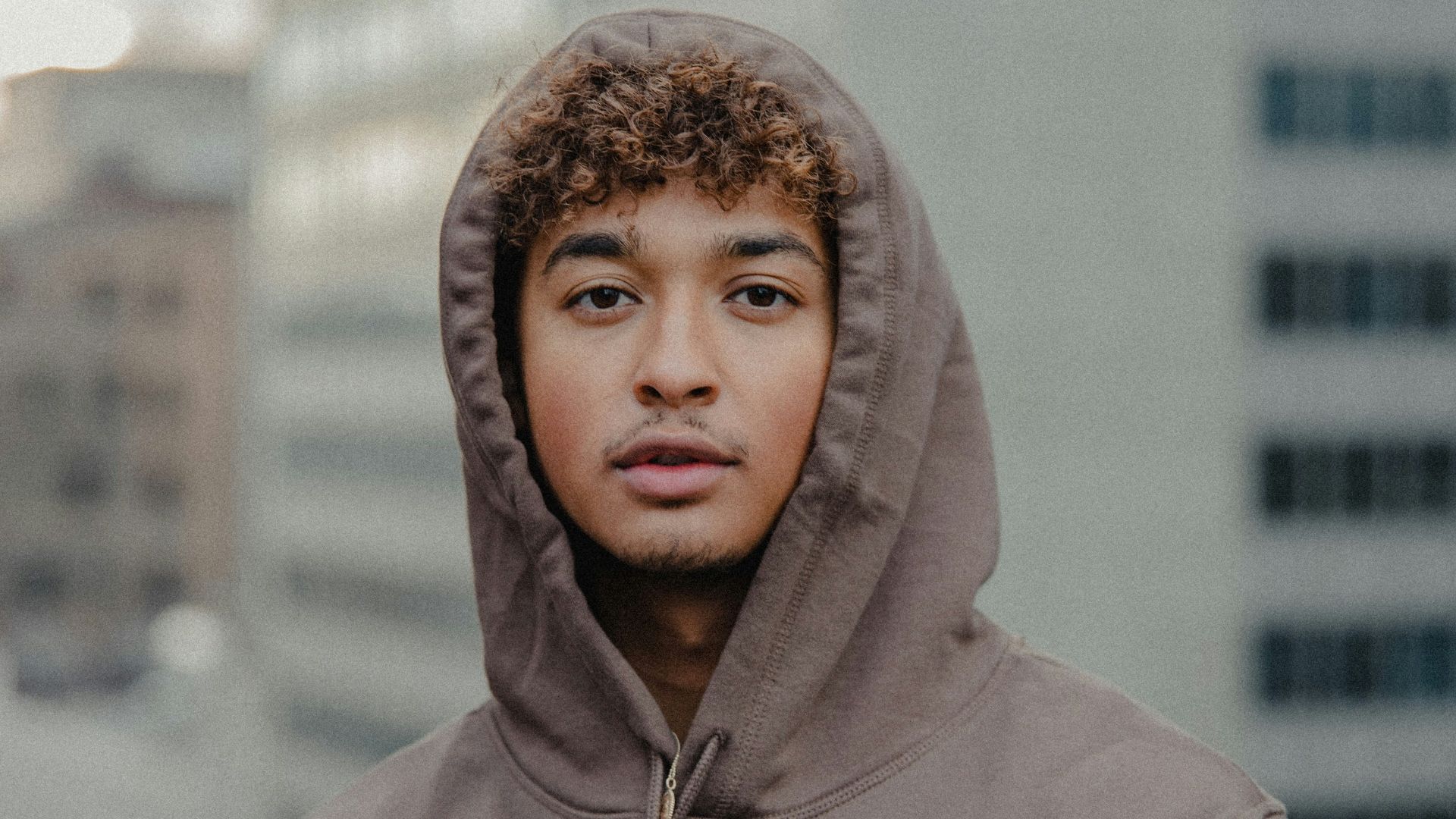 9. Porter un sweat à capuche avec la capuche relevée à l'intérieur