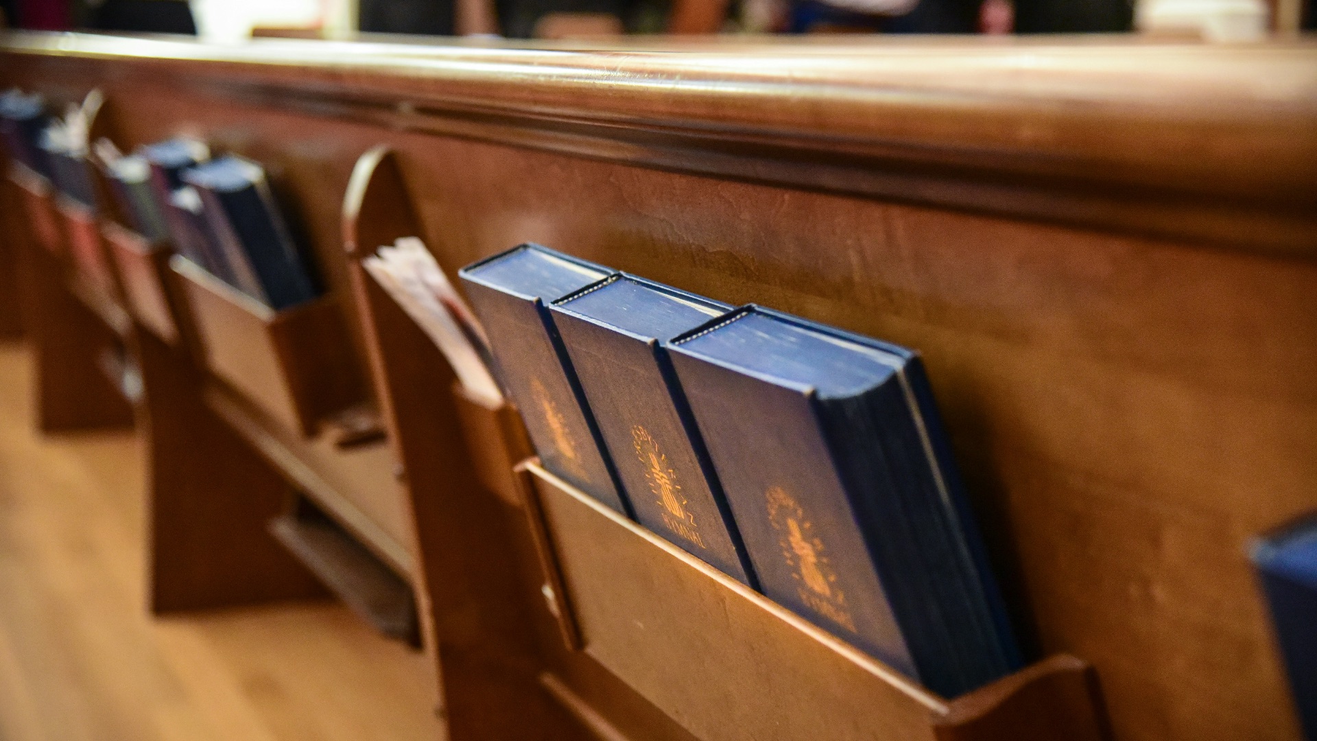 12. S'asseoir sur les bancs d'une église privée