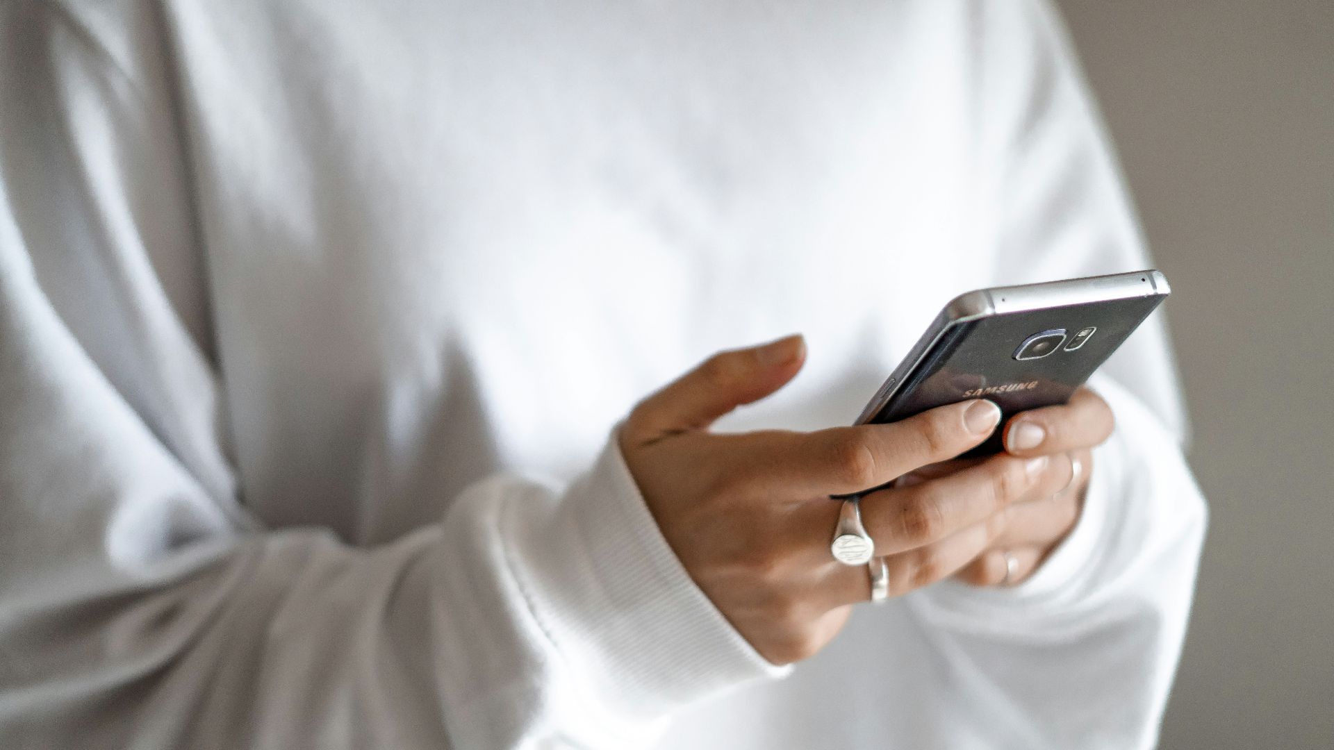 9. Tu arrêtes d'envoyer des SMS toute la journée