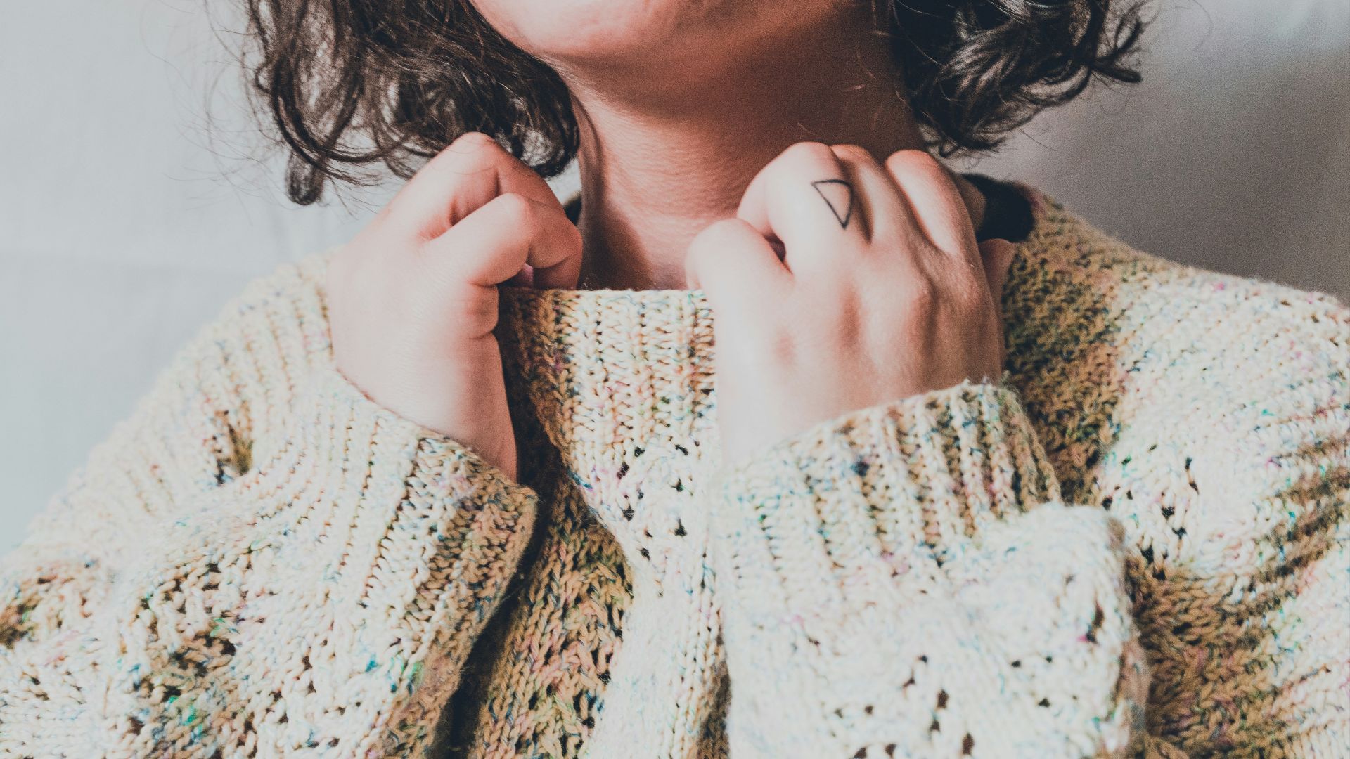 13. Un pull à col montant et un pantalon ajusté