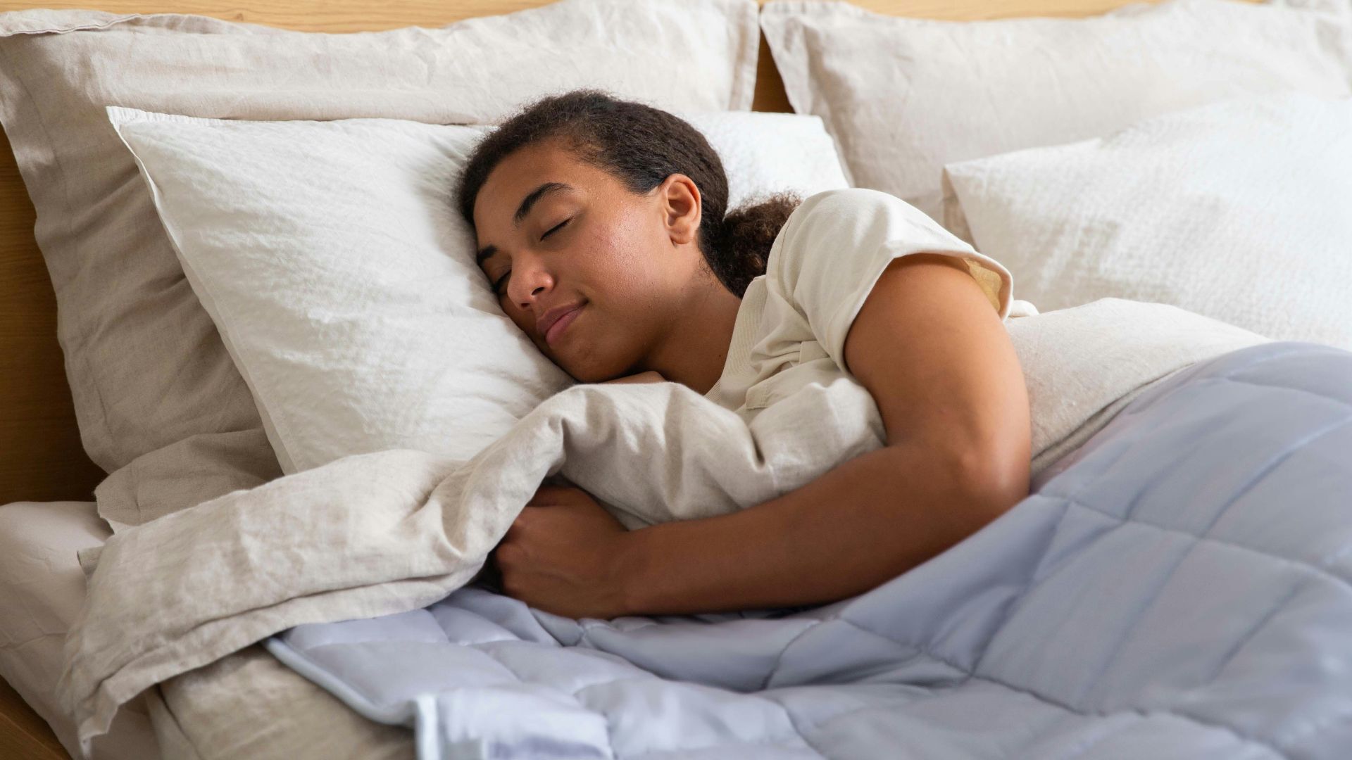 2. Dormir sur le ventre, un genou replié