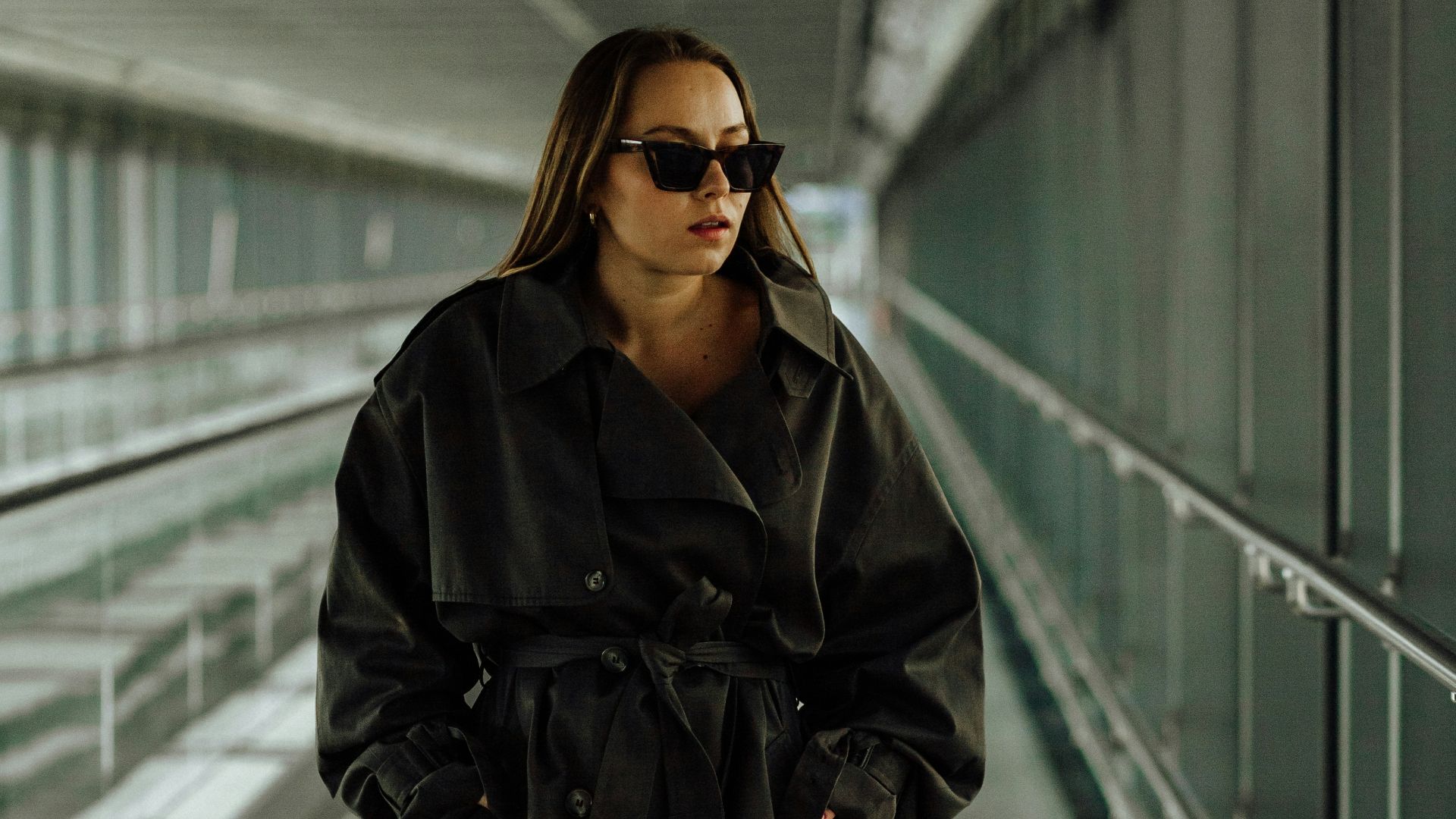 16. Trench-coats en cuir portés avec les jambes nues