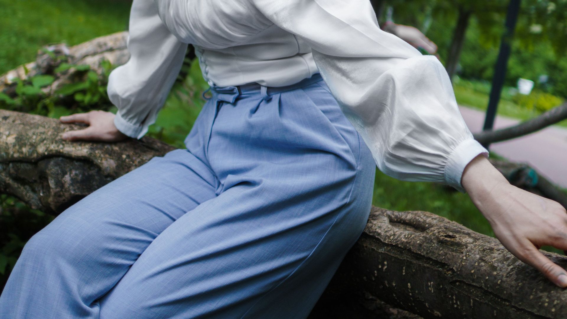 13. Un chemisier associé à un pantalon ajusté