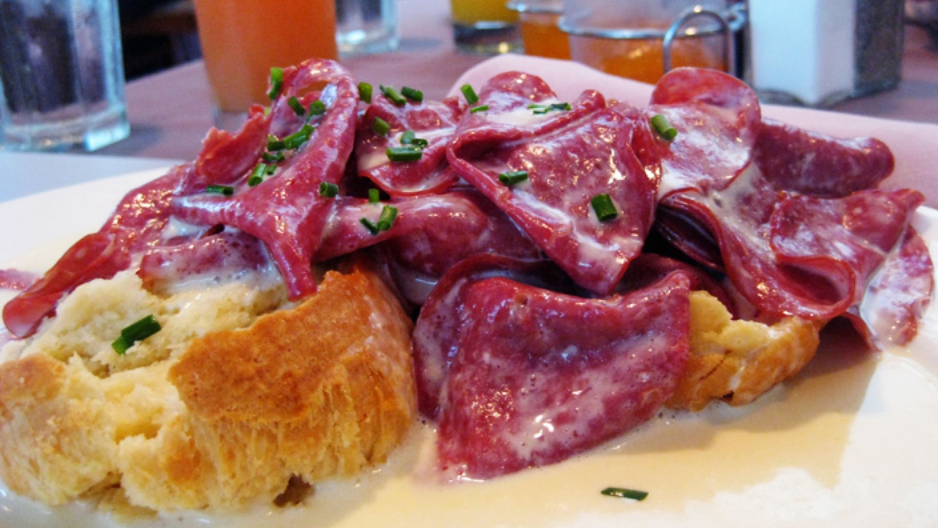 19. Tranches de pain grillées garnies de morceaux de bœuf à la crème