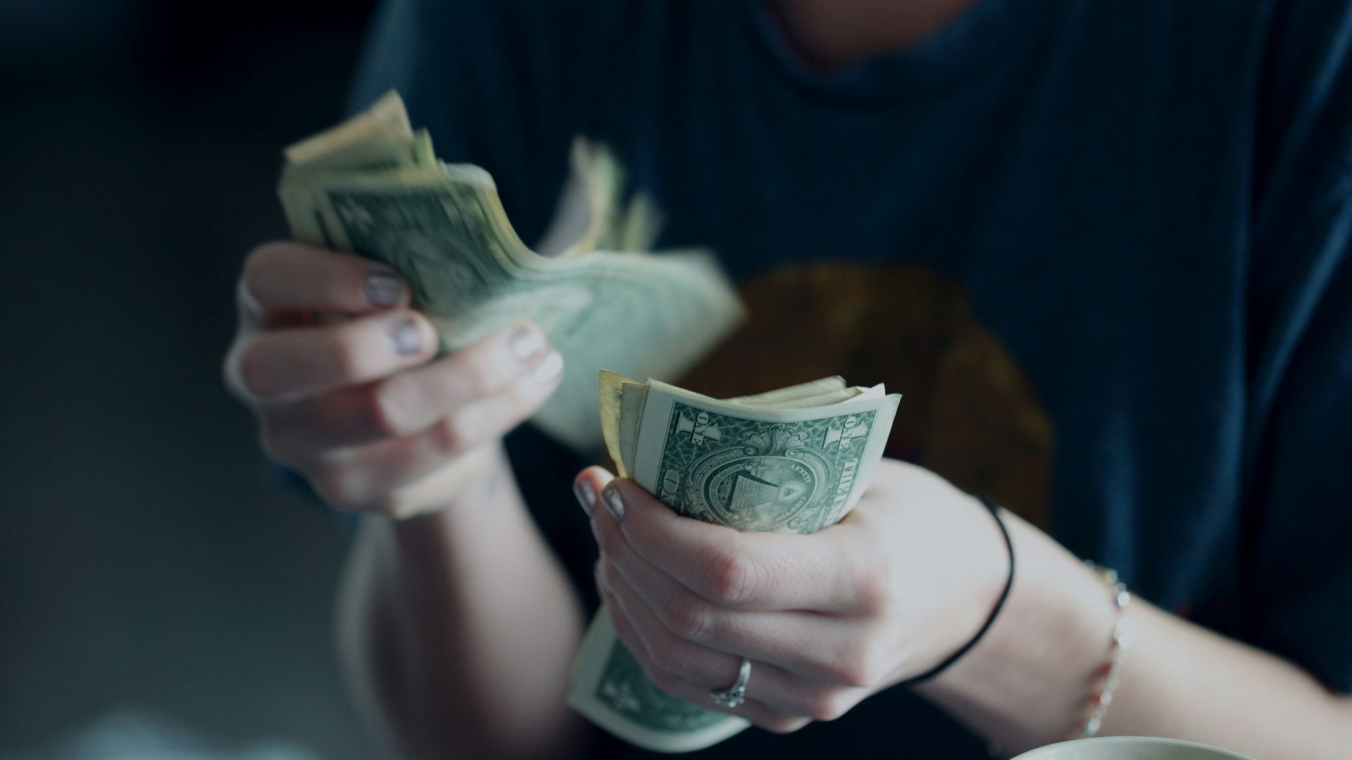 5. Il en fait tout un plat quand il s'agit de payer l'addition