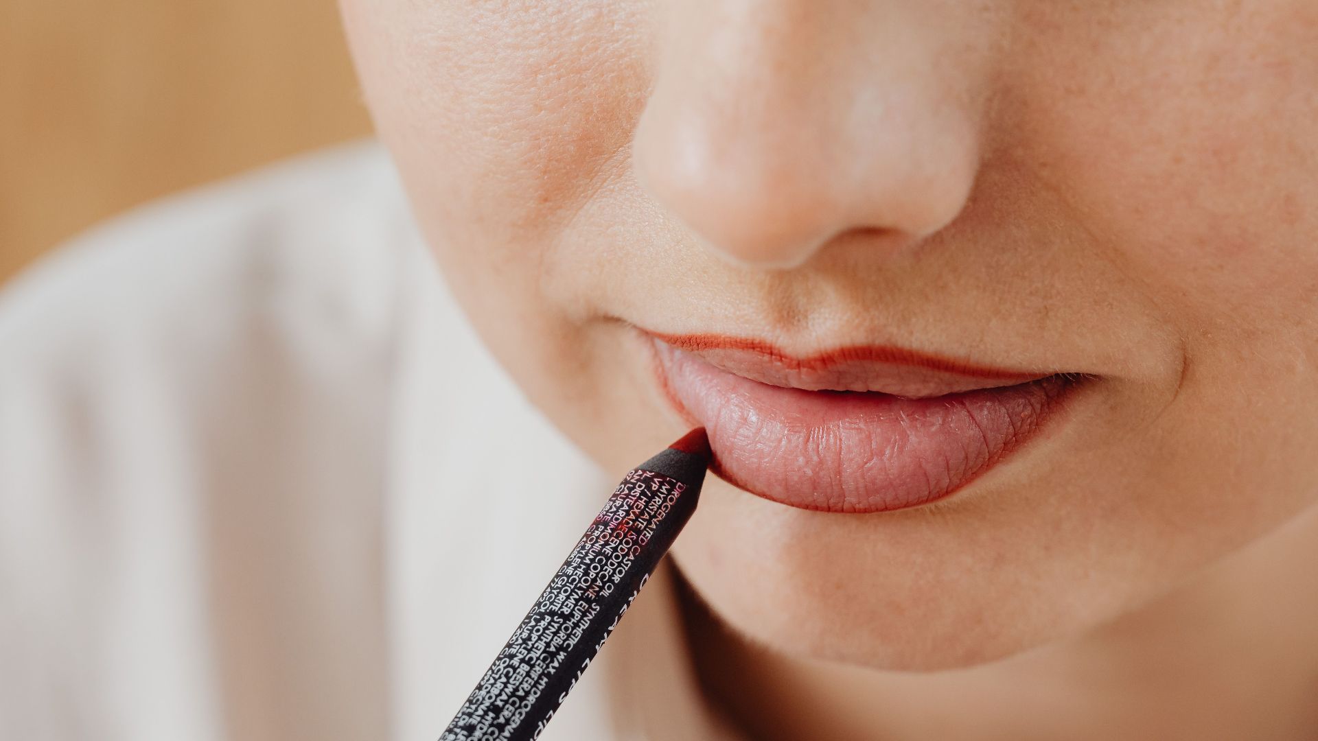 10. Un crayon à lèvres foncé associé à un rouge à lèvres clair