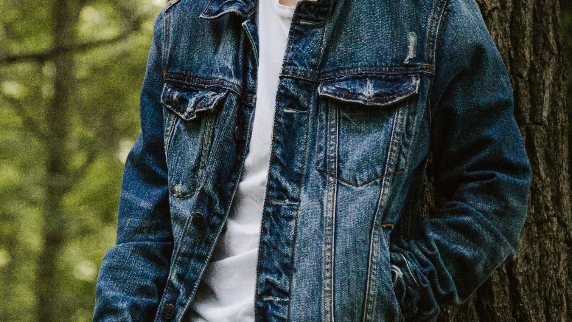 19. Des vestes en jean portées par-dessus des robes longues en maille