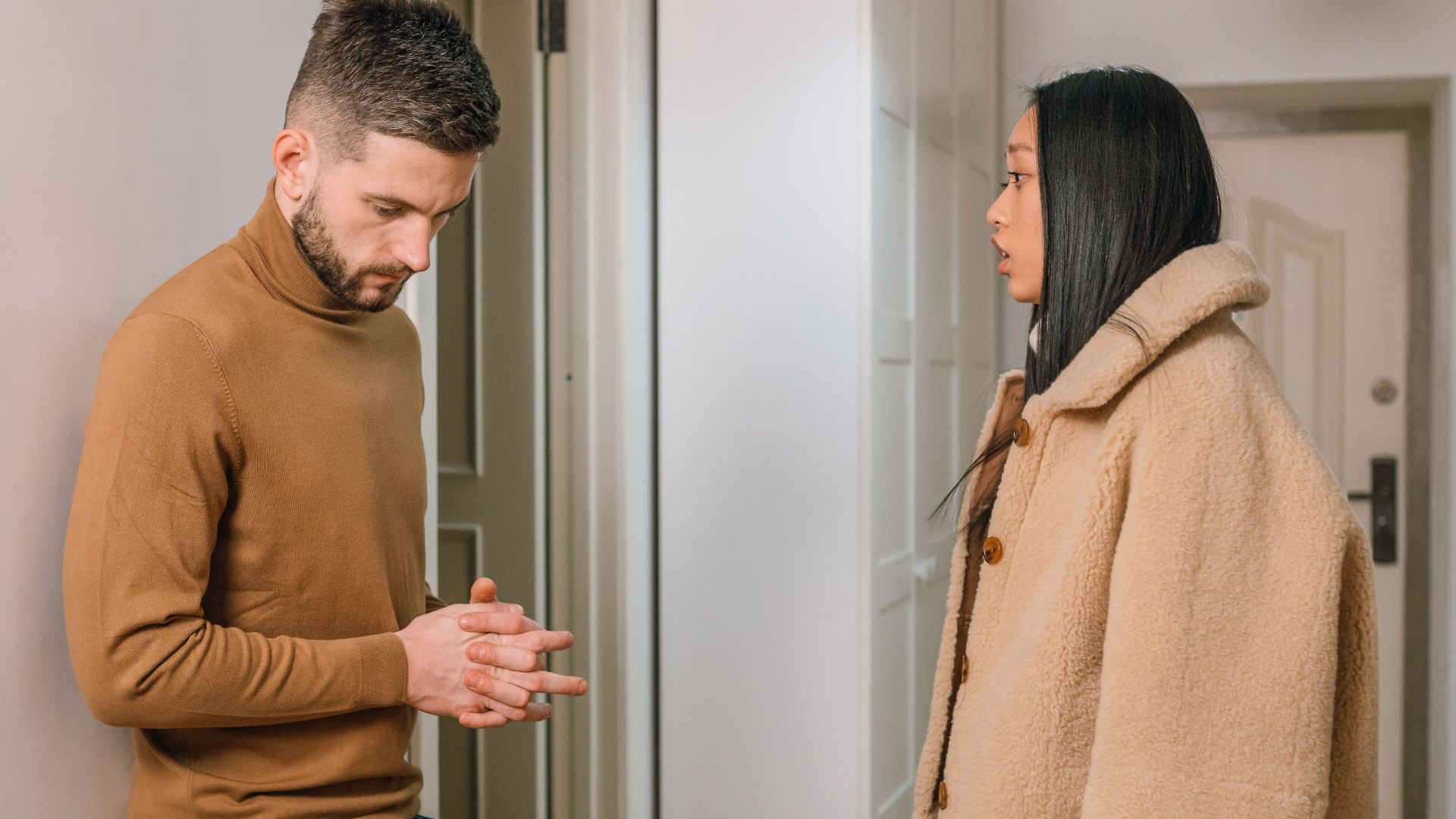 20. Elle laisse la porte ouverte