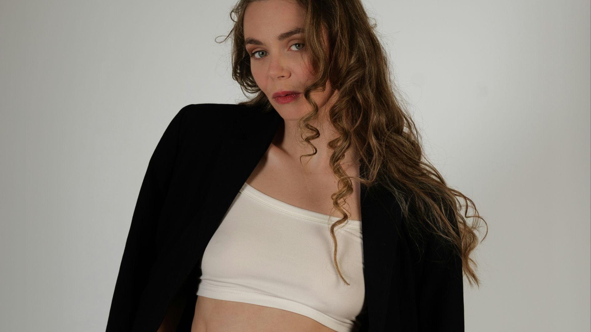17. Une veste ouverte sans rien en dessous