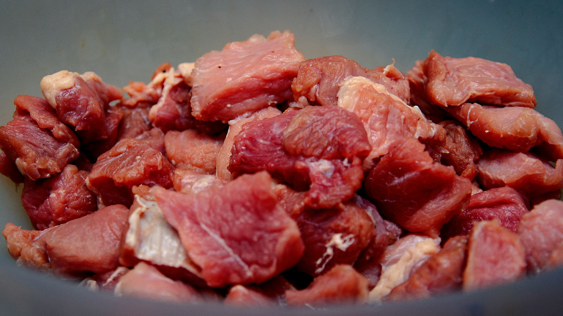 9. Morceaux de bœuf sur un lit de pâtes au beurre