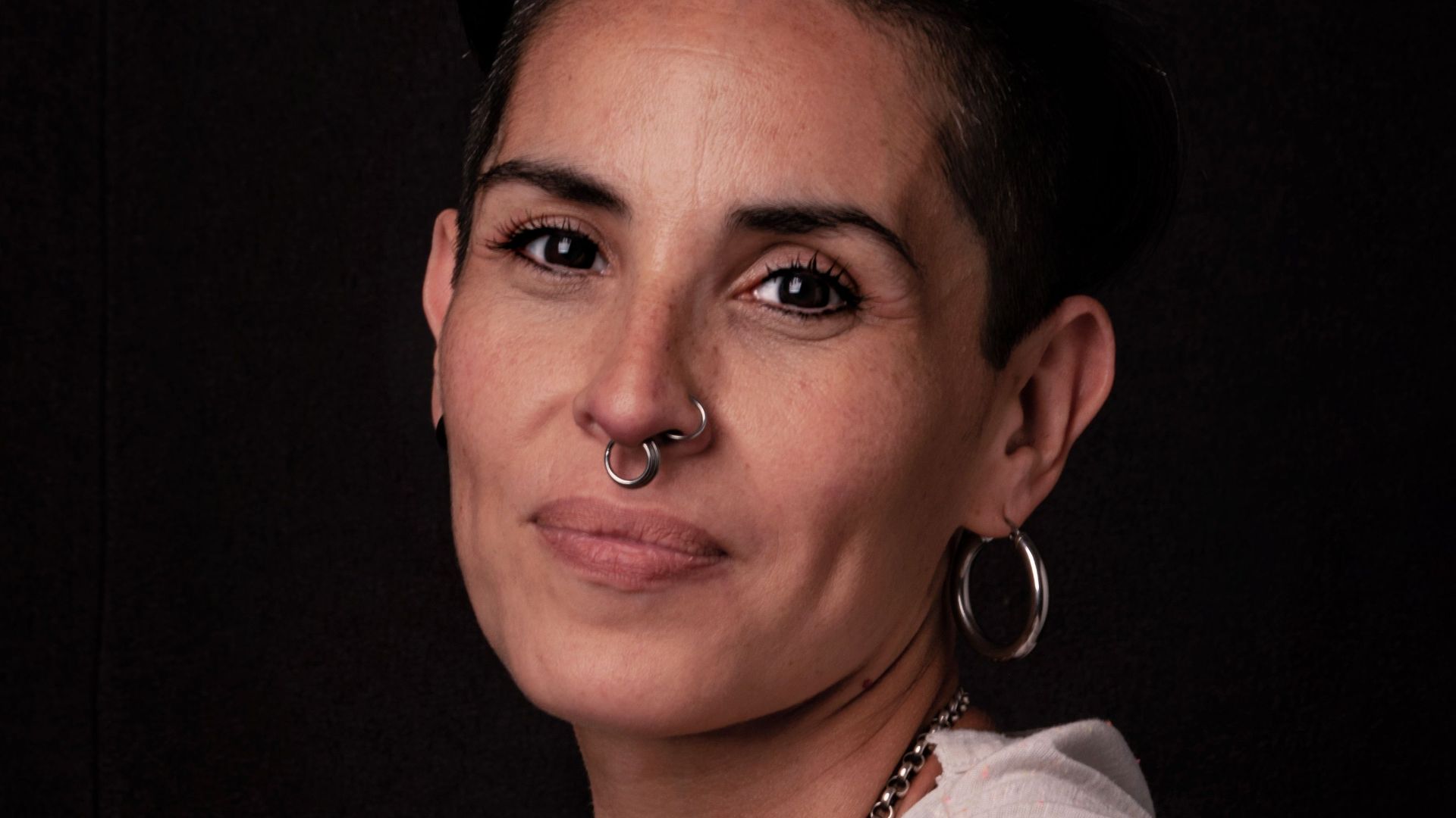 20 piercings qui ne font que gagner en style après 40 ans