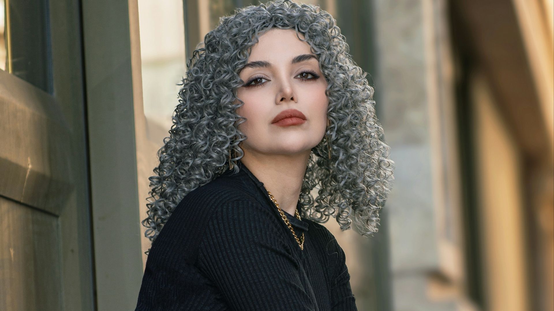 3. Comme ses cheveux argentés sont beaux !