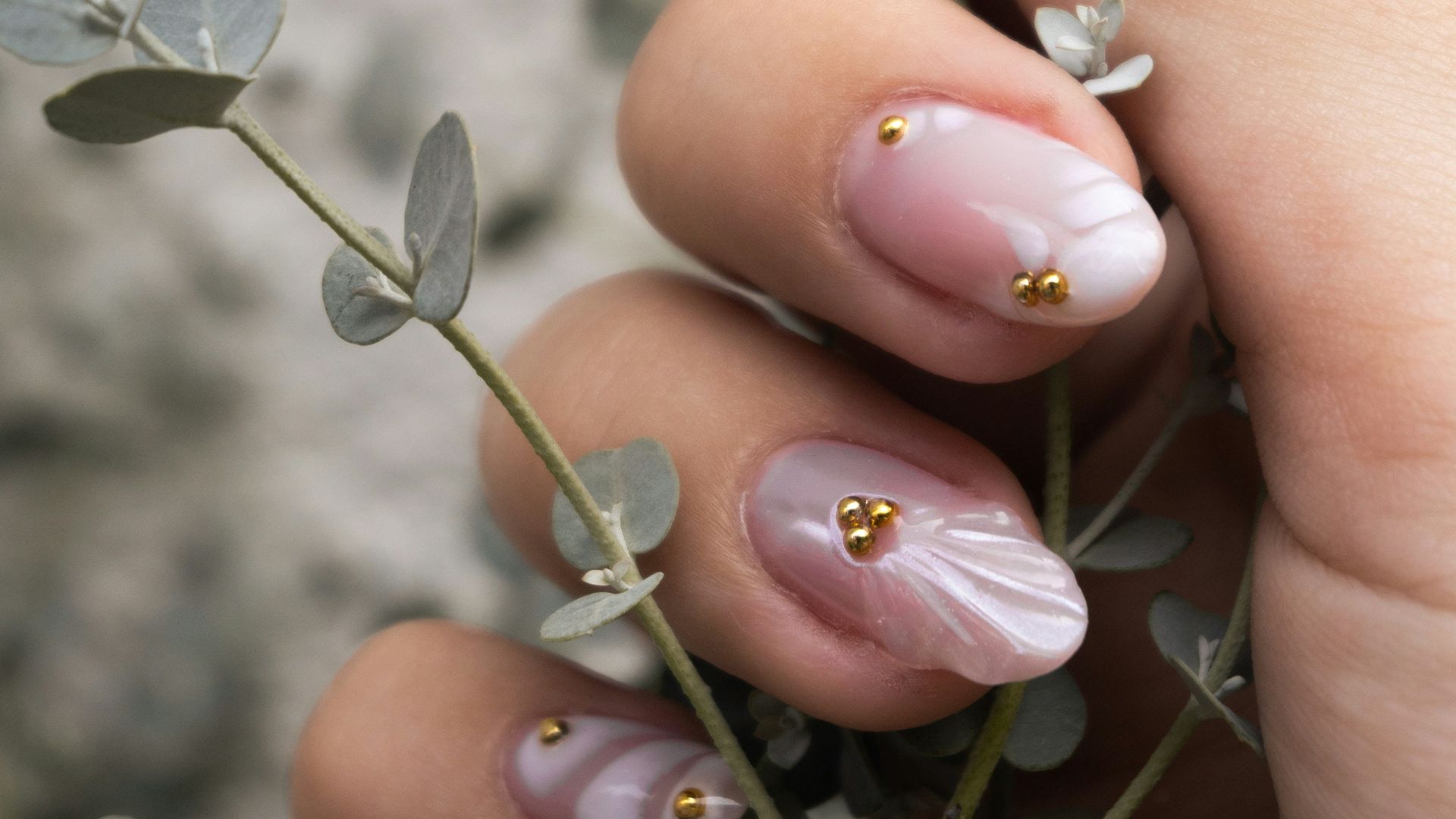 13. Ongles couleur chair rehaussés de touches dorées