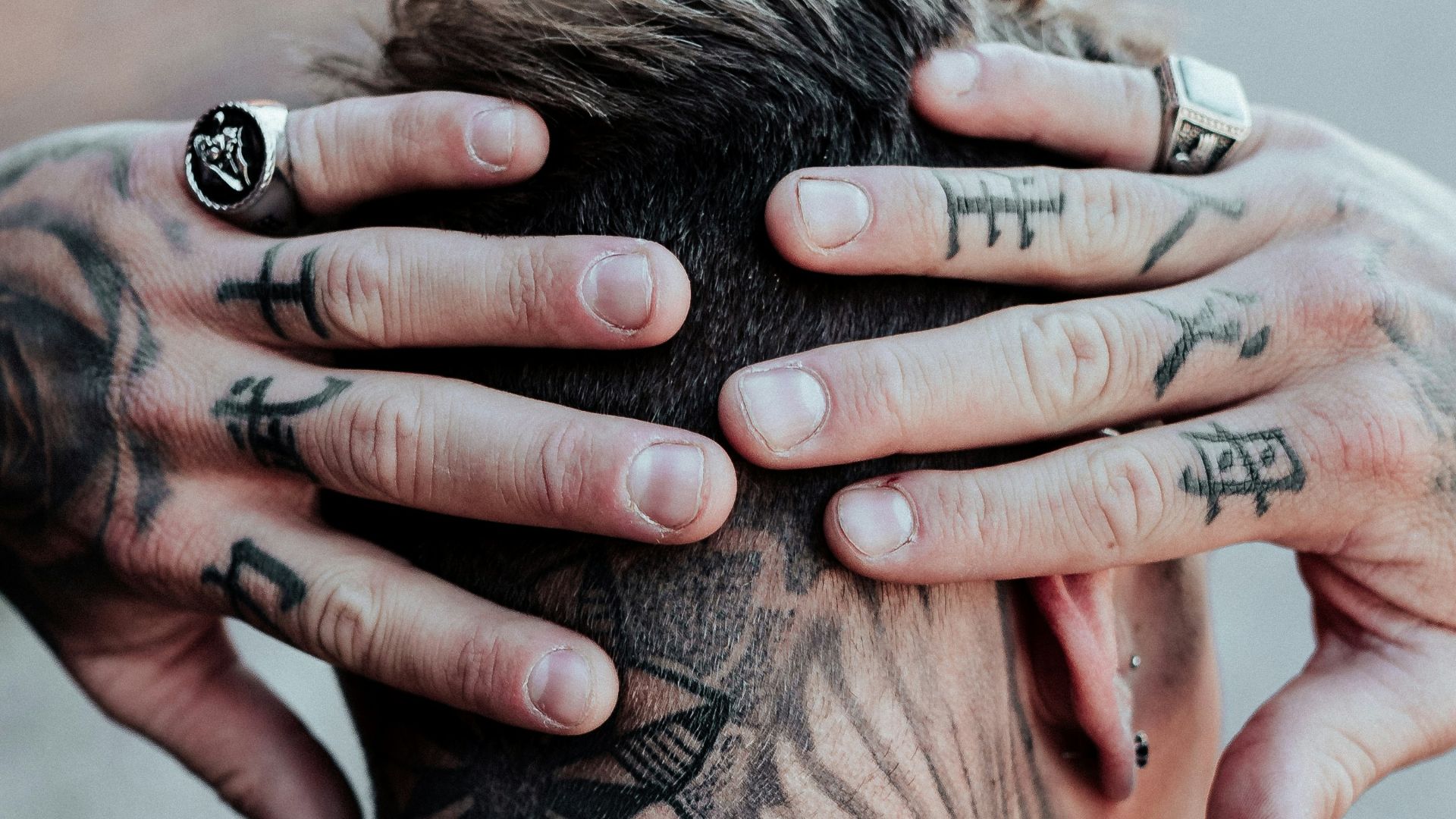 1. Tatouages sur les doigts