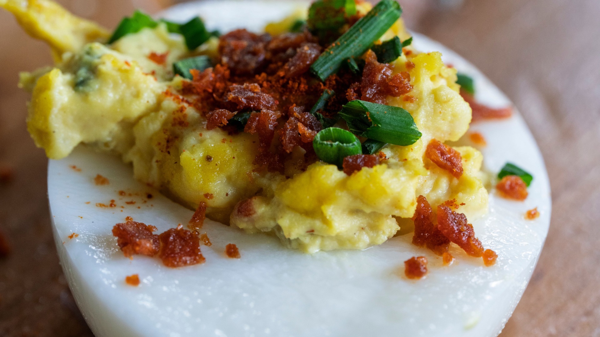 11. Œufs mimosa épicés à la Sriracha