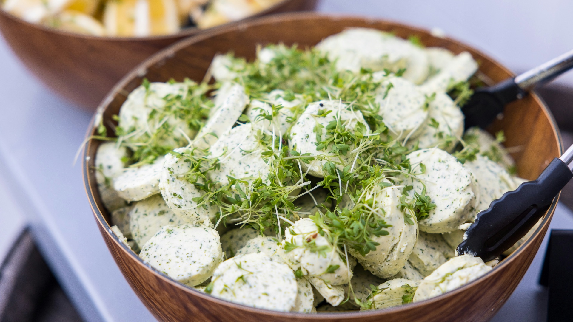 14. Salade de pommes de terre à l'aneth avec une garniture aux cornichons