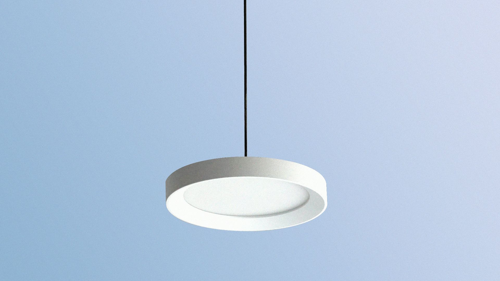 4. L'éclairage au plafond crée des ombres marquées