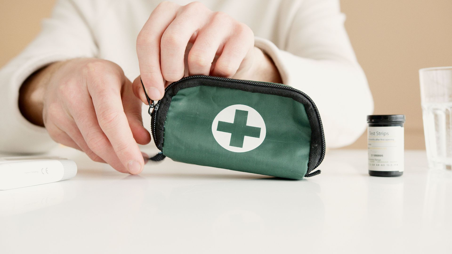 8. Une trousse de premiers secours de base
