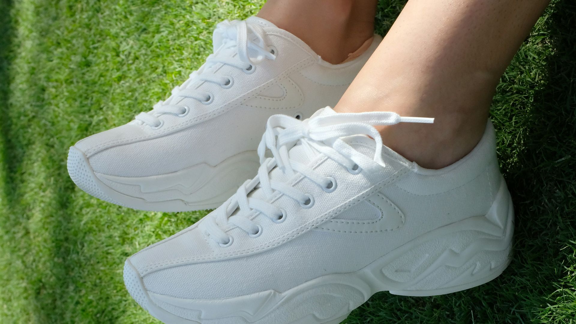 2. Des chaussures d'un blanc éclatant