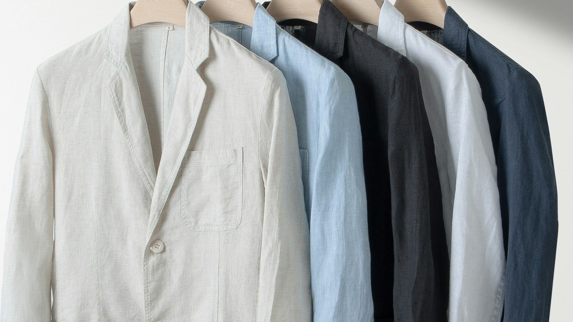 13. Des blazers oversize sur les épaules nues