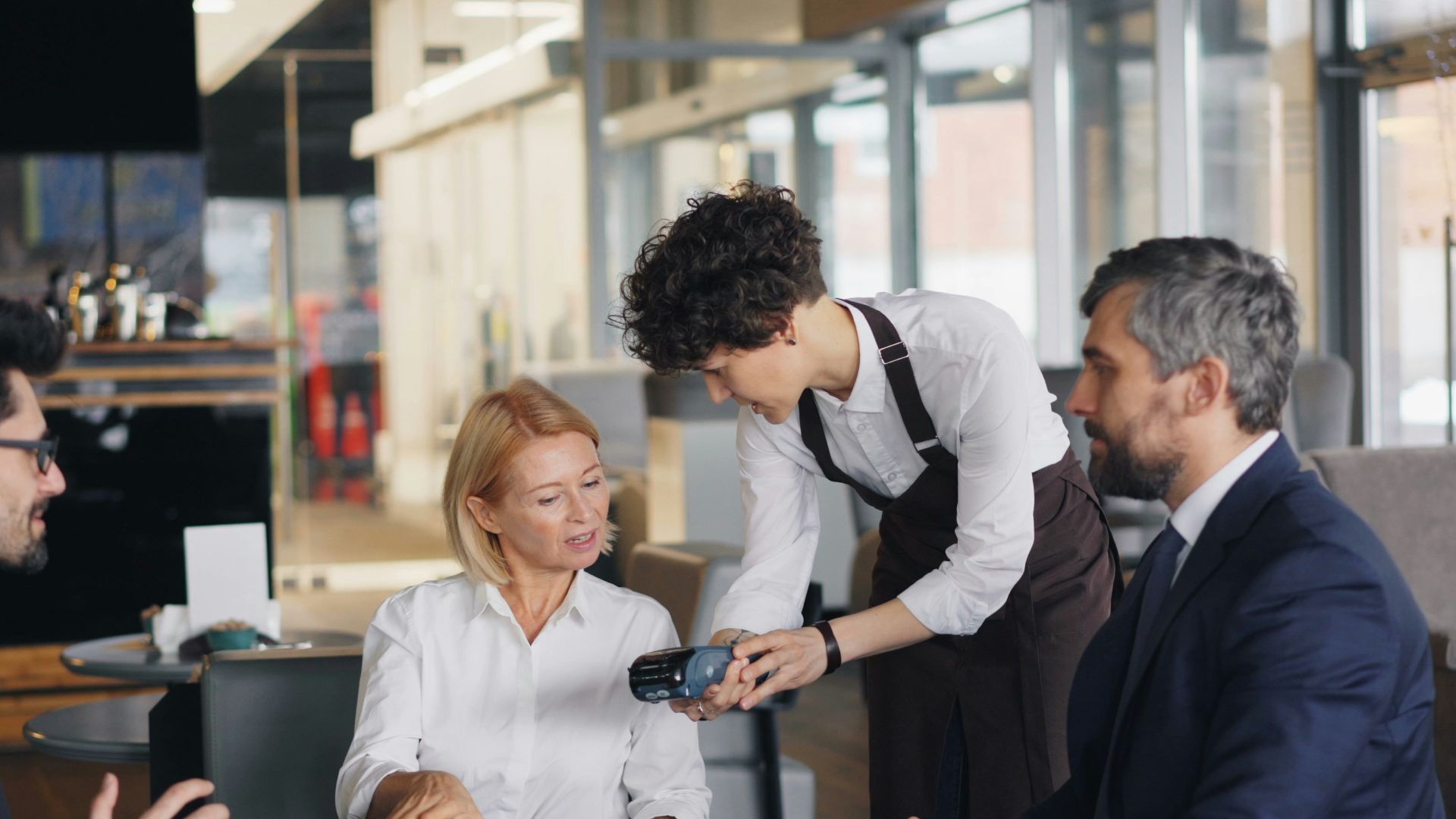 19. Il traite les employés du secteur des services avec respect