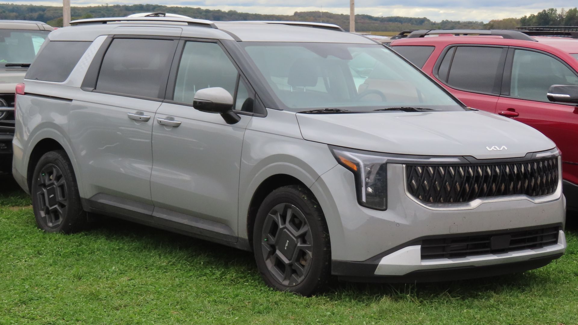 6. Kia Carnival Hybrid EX