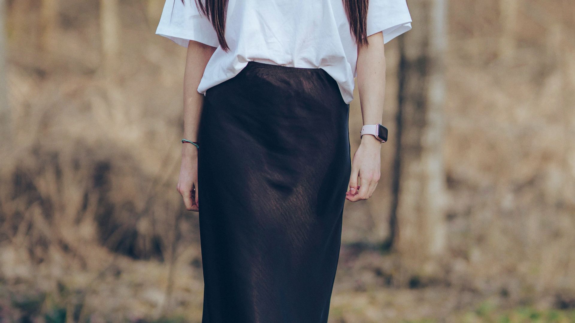 19. Une jupe midi noire avec un pull ajusté