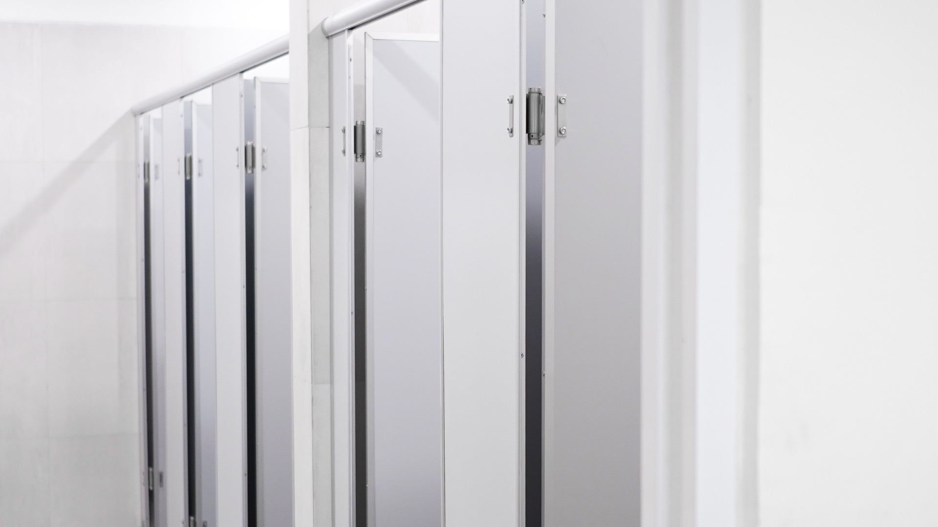 4. Portes de box présentant d'énormes interstices