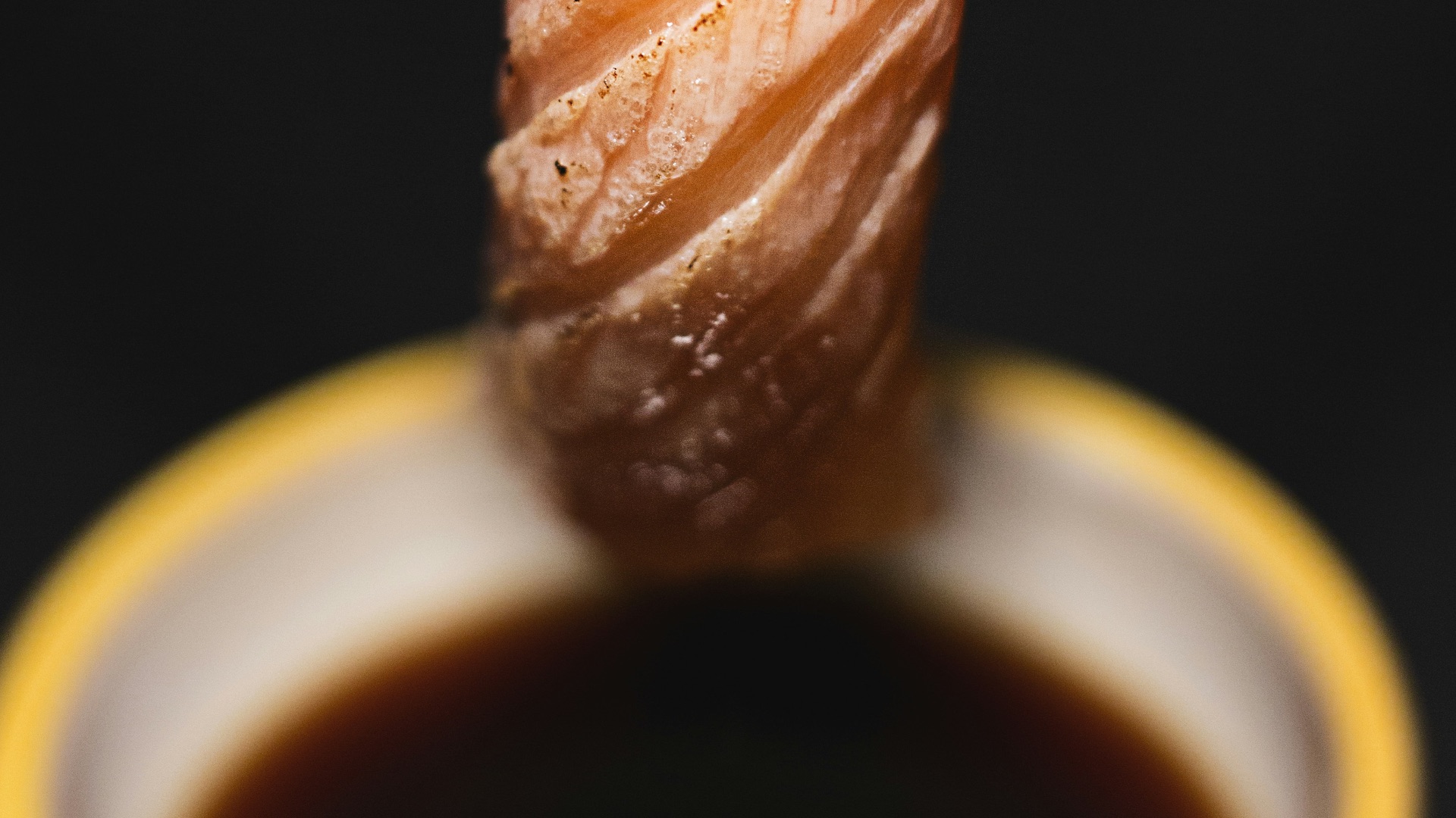 2. Veillez à ce que le poisson effleure à peine la sauce soja