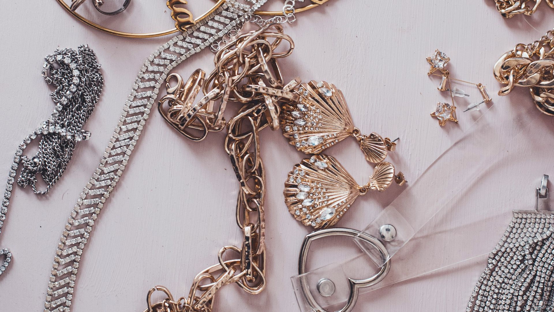 16. Des bijoux bruyants et clinquants