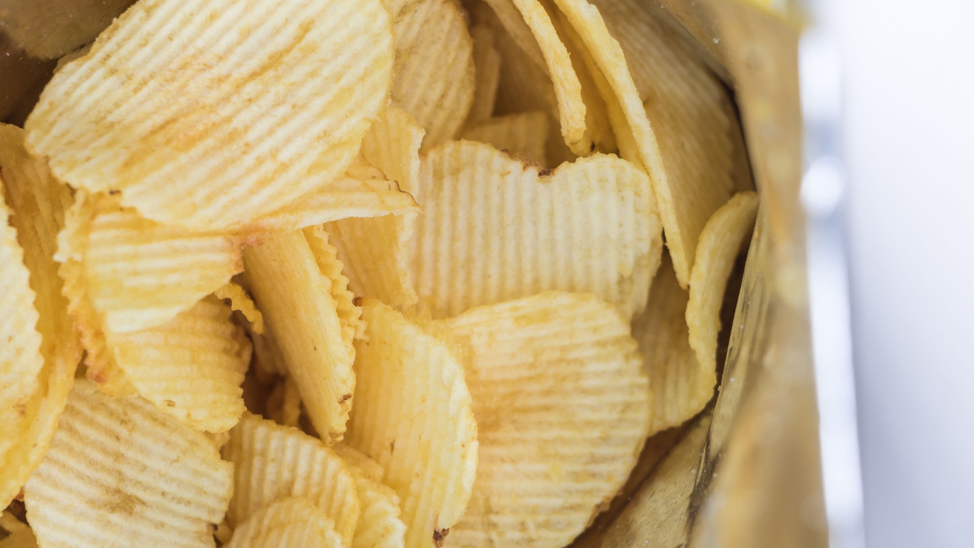 2. On peut tout à fait manger des chips avec des baguettes