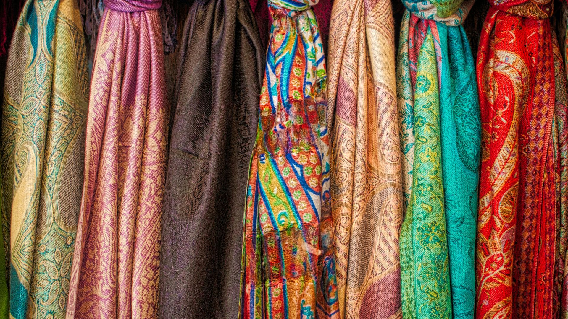 11. Des foulards en soie noués sur des sacs fourre-tout haut de gamme