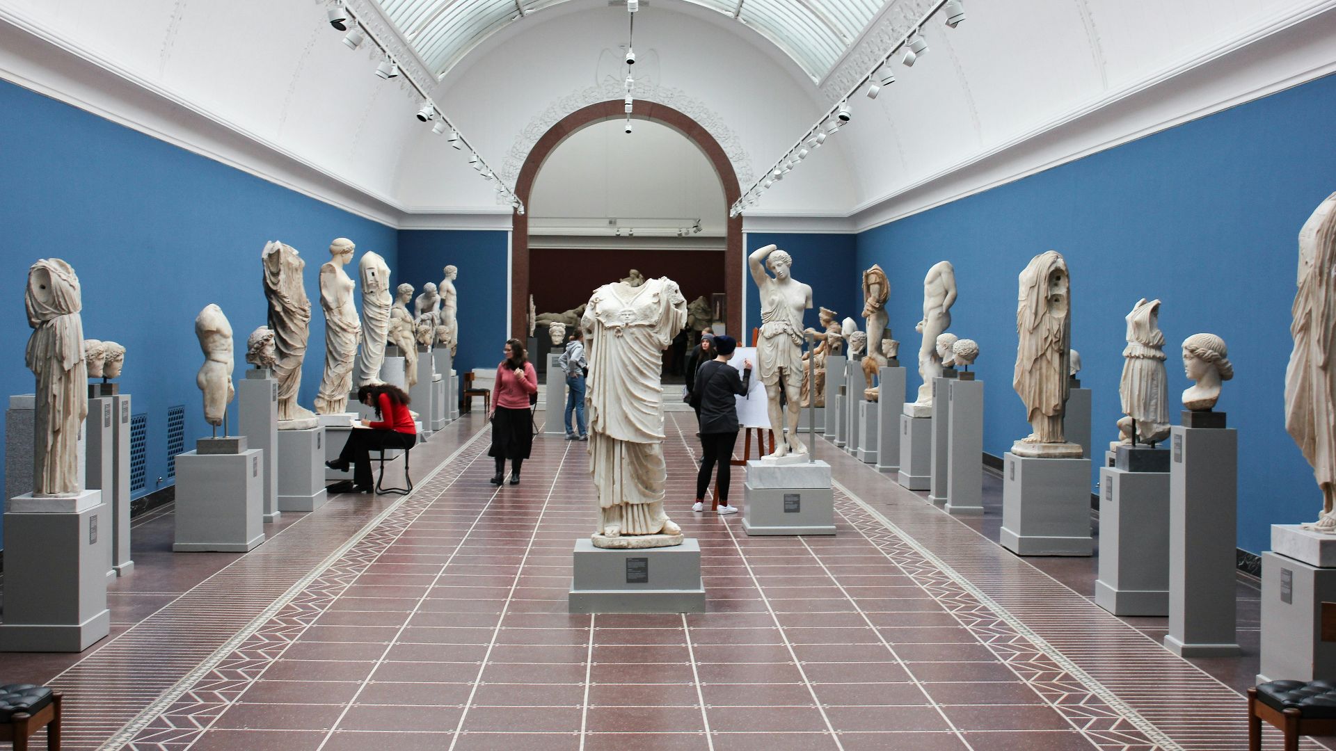 7. Assistant(e) aux services aux visiteurs du musée