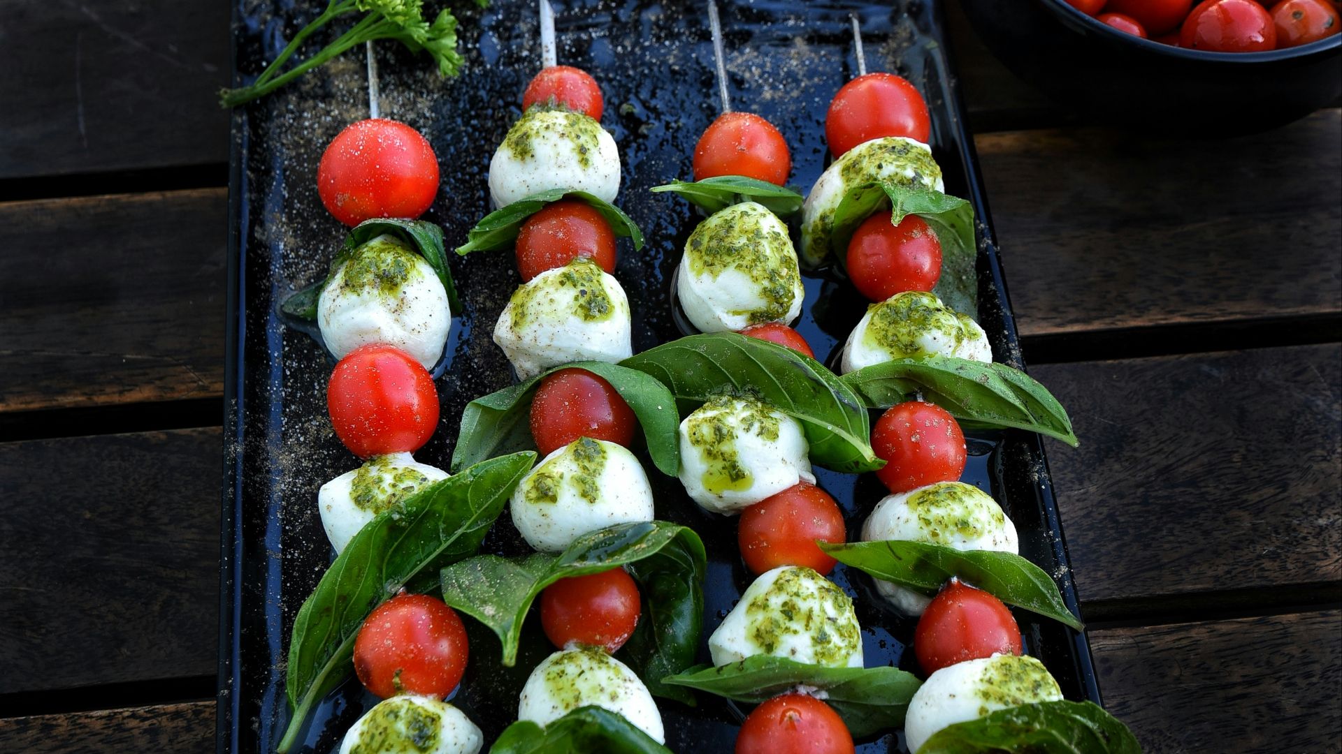 17. Brochettes caprese
