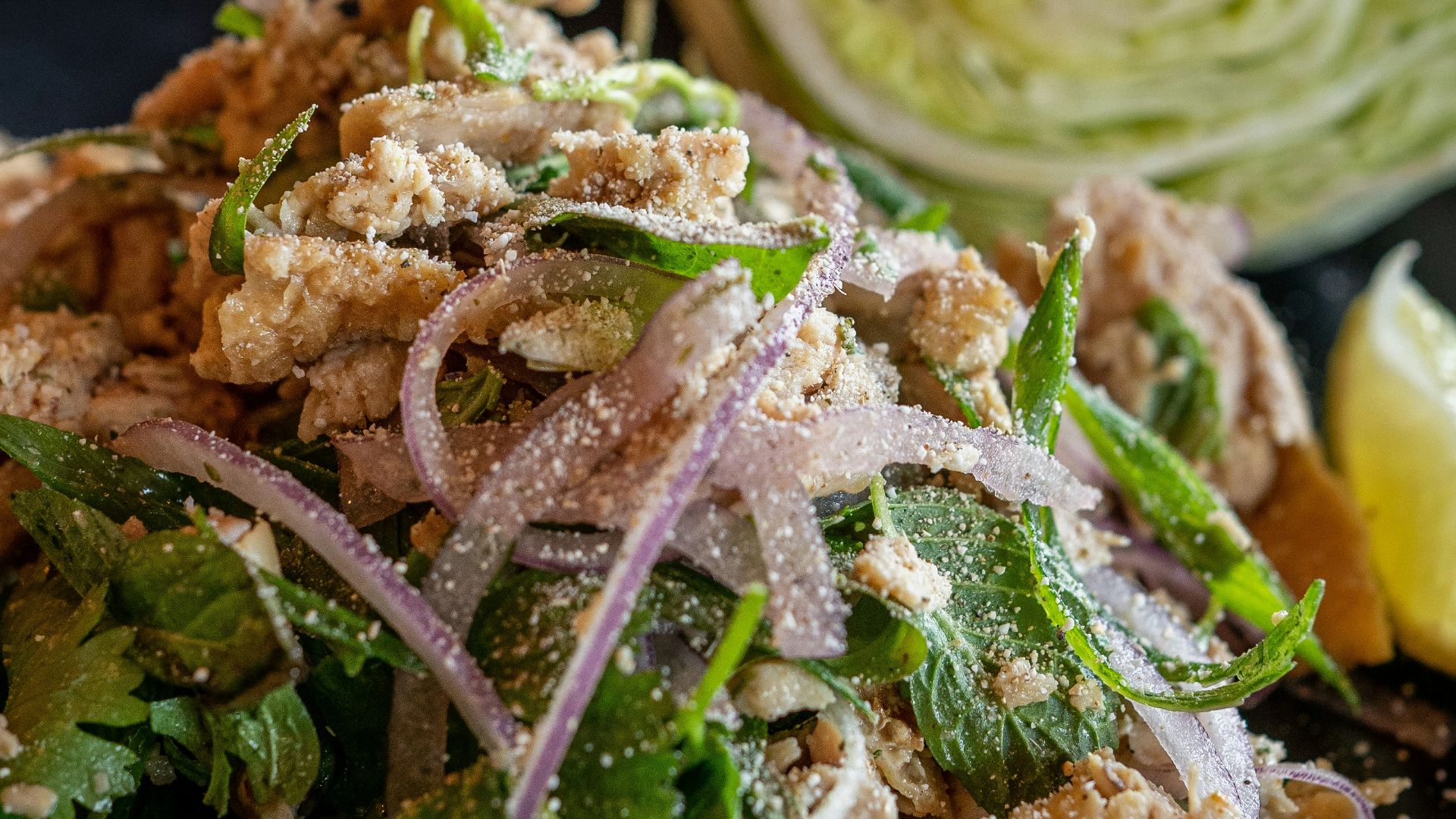 6. Le larb : une salade savoureuse à base de viande et d'herbes aromatiques