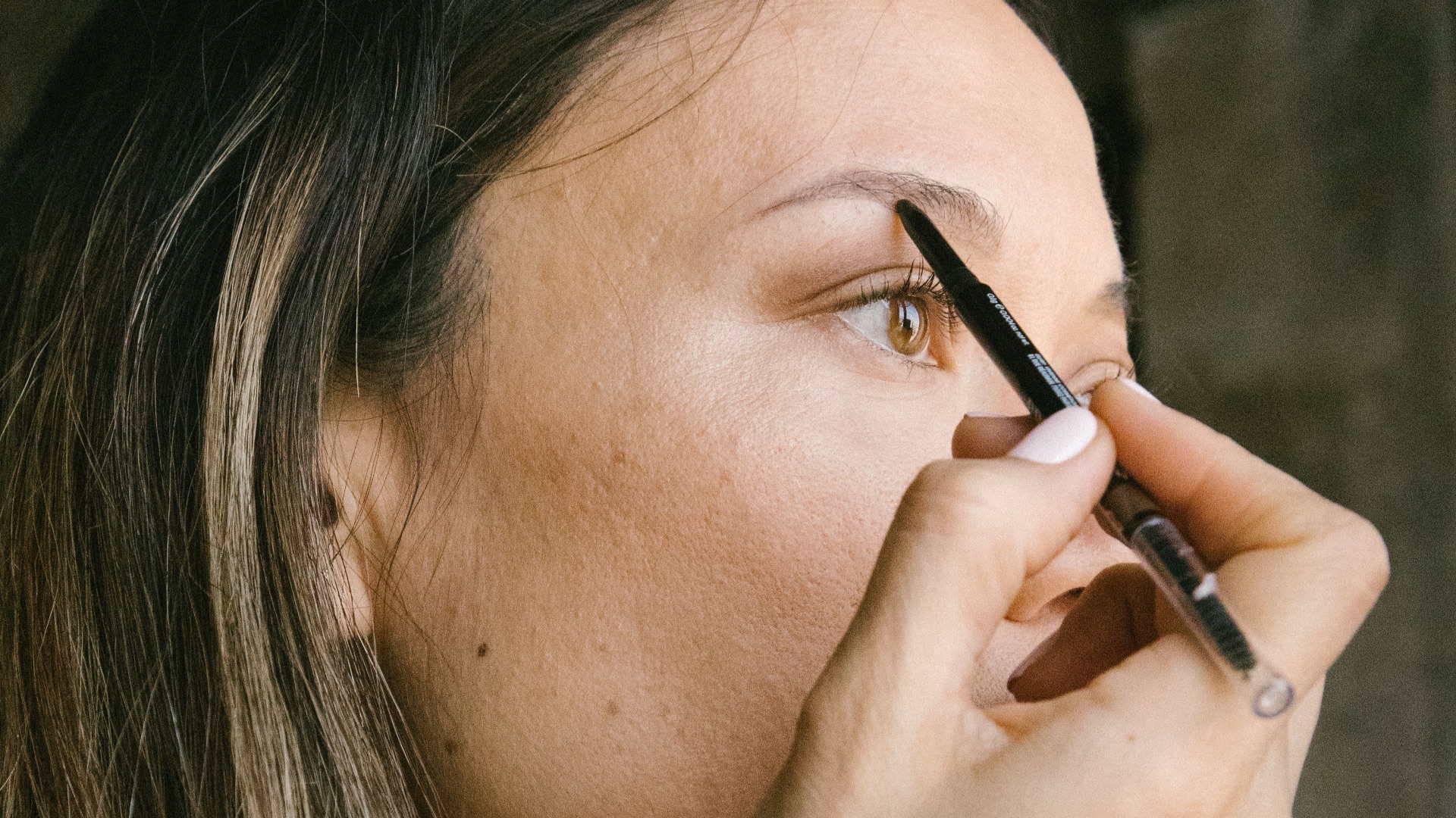 5. Dessiner les sourcils à l'aide de traits imitant les poils