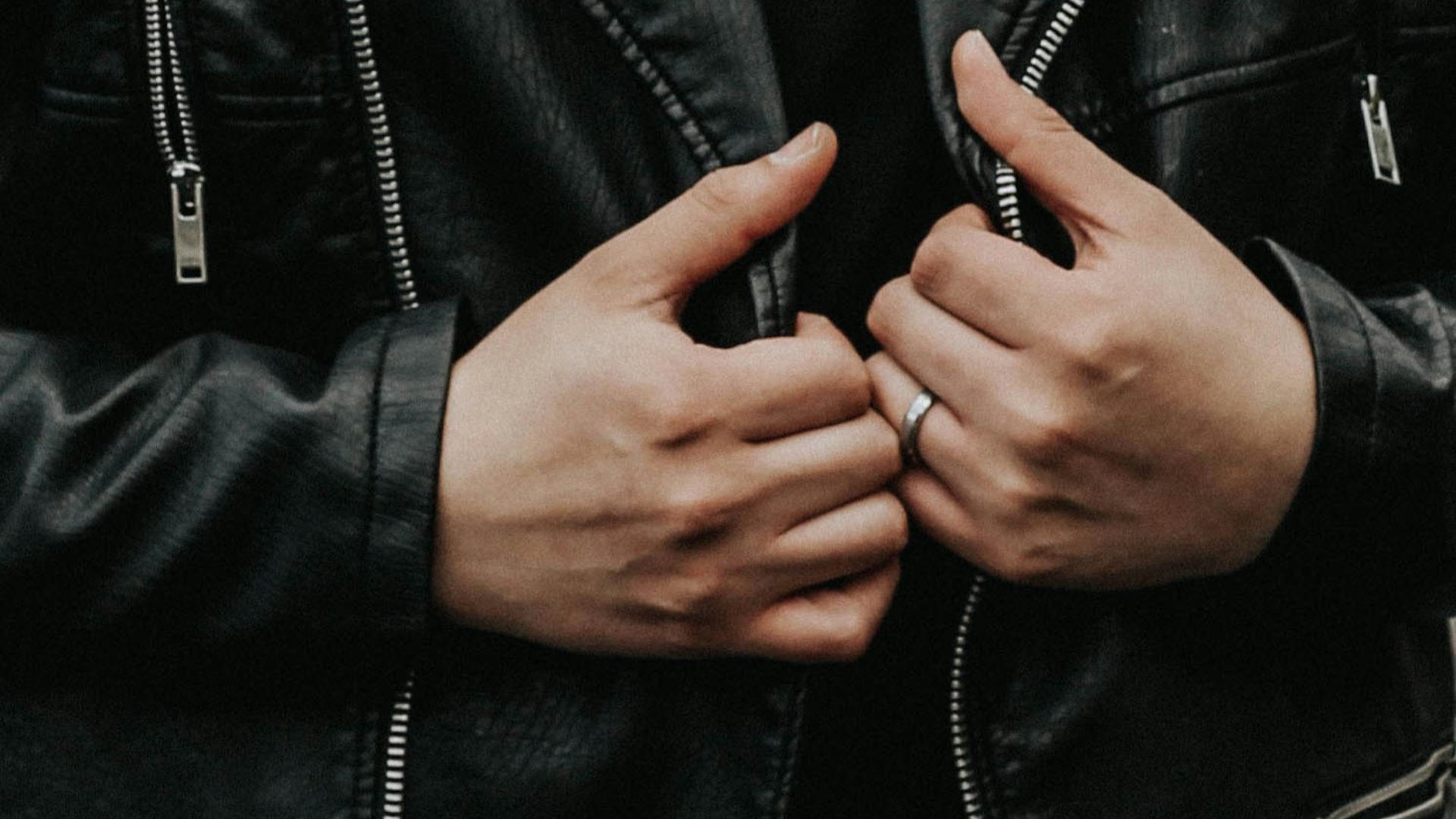 8. Une veste en cuir noir avec un jean foncé