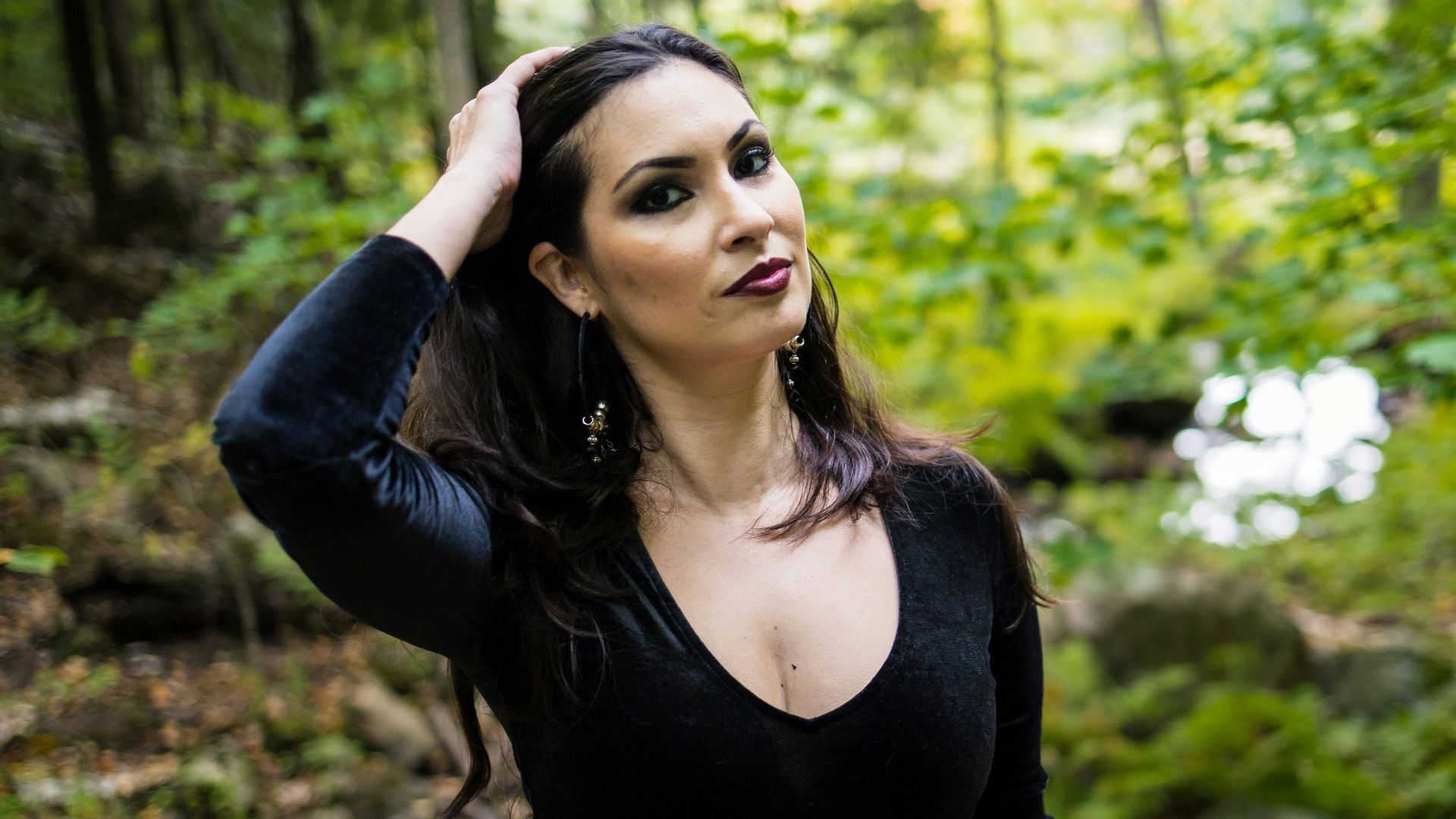 10. Pourquoi un décolleté ouvert lui va si bien
