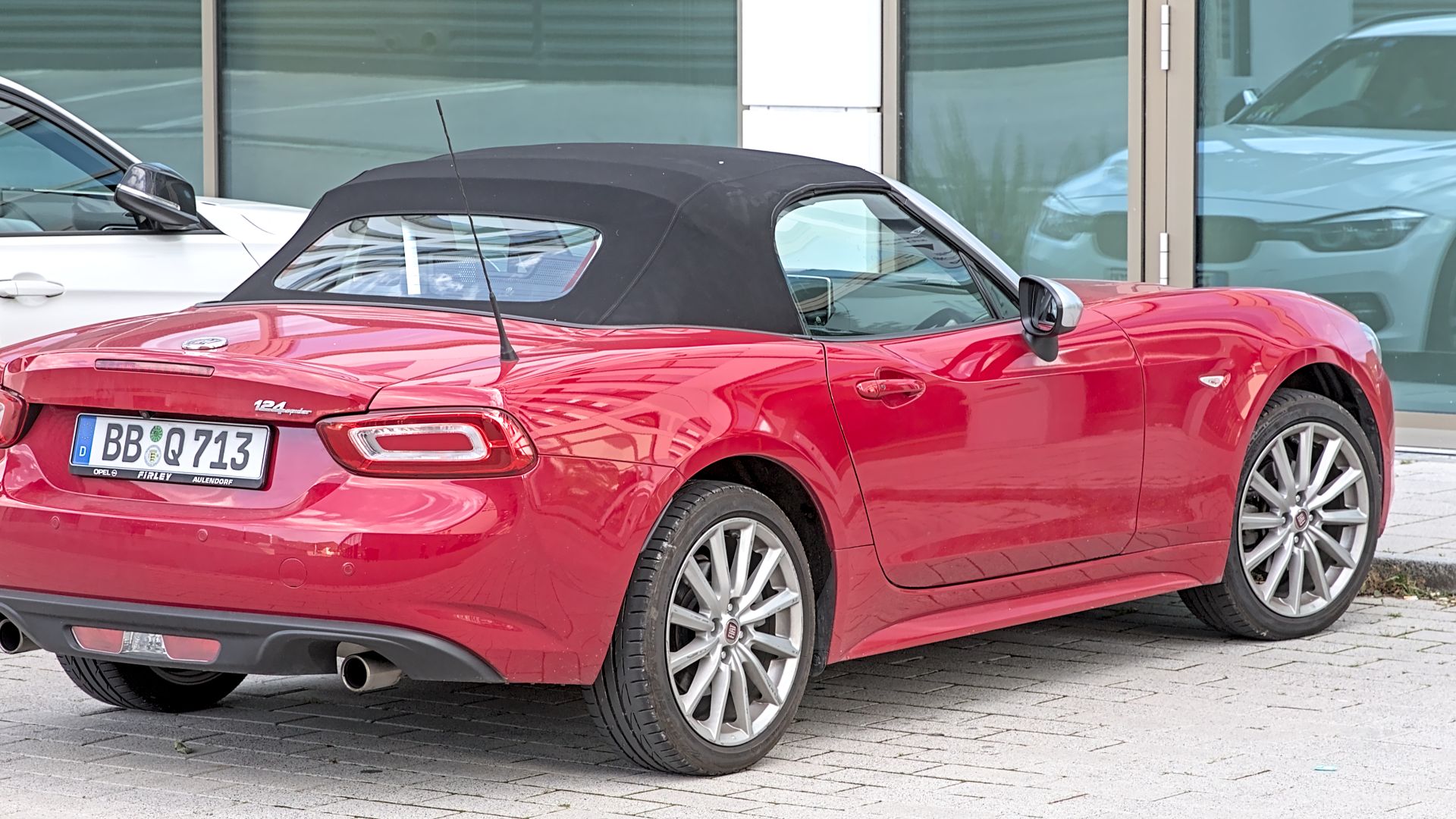 15. Fiat 124 Spider : un style italien et des performances sans surprise