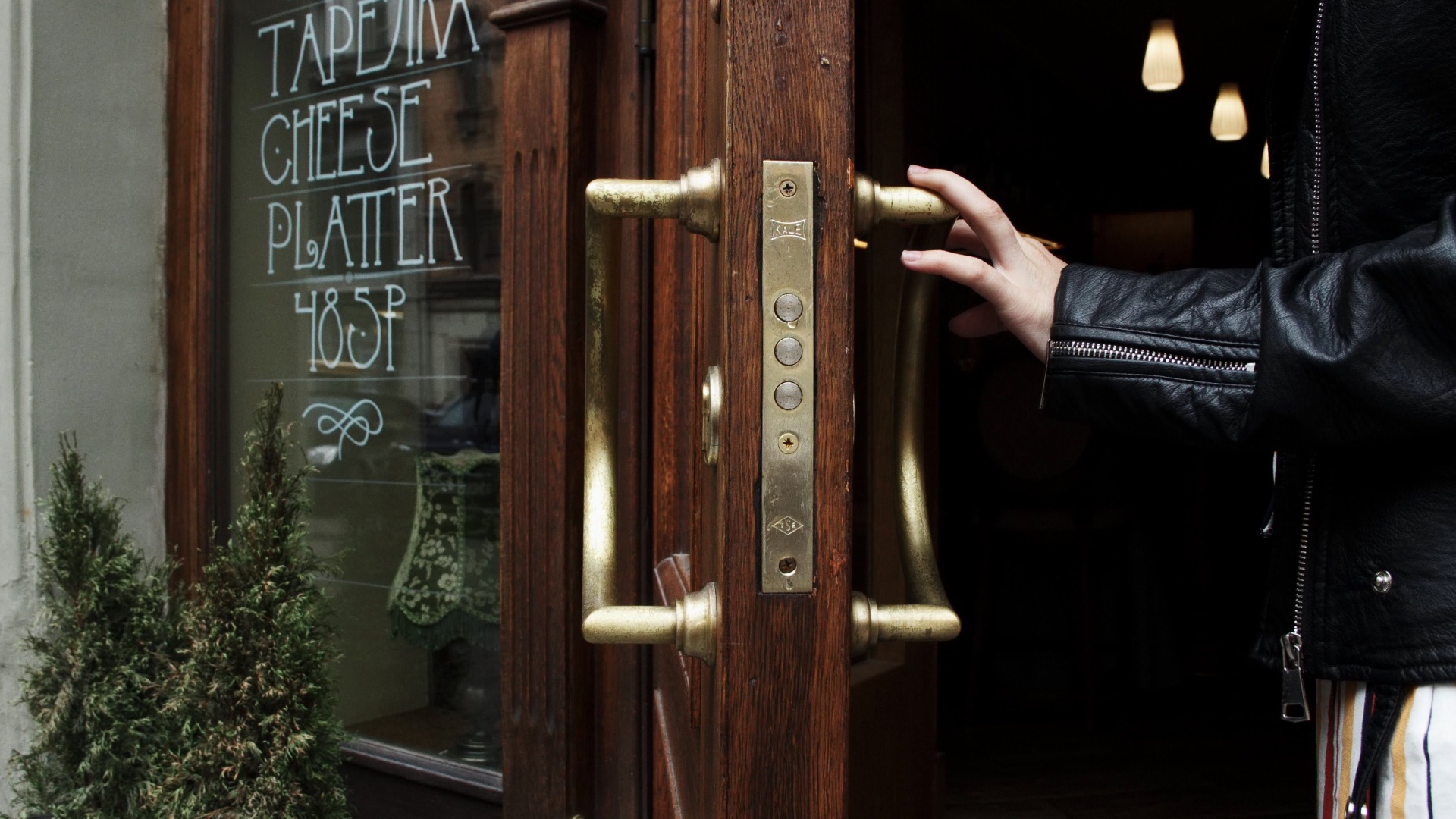 16. Ne pas tenir la porte parce qu’ils ne l’ont pas tenue pour vous