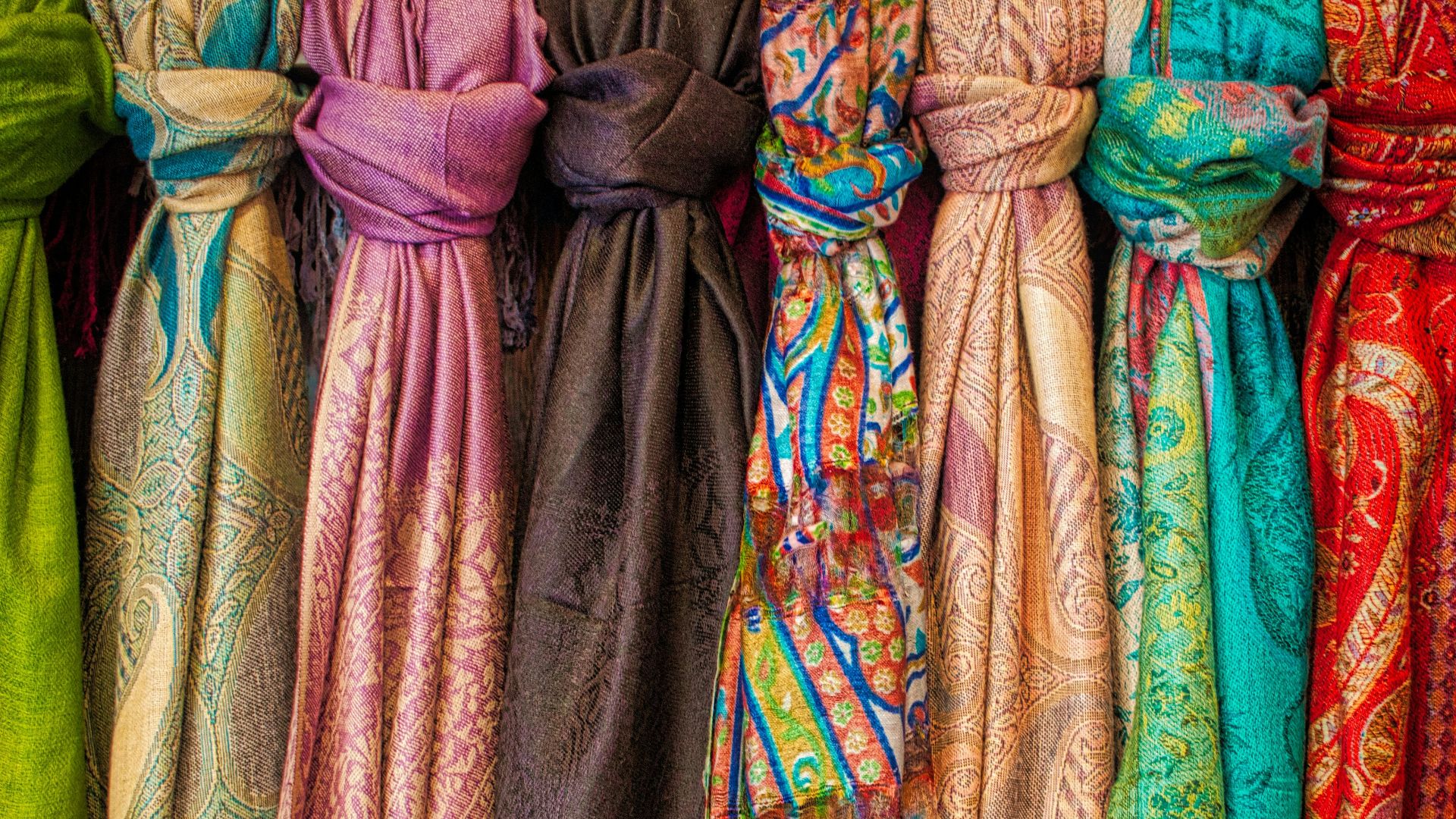 19. Foulard en soie et pull à col en V