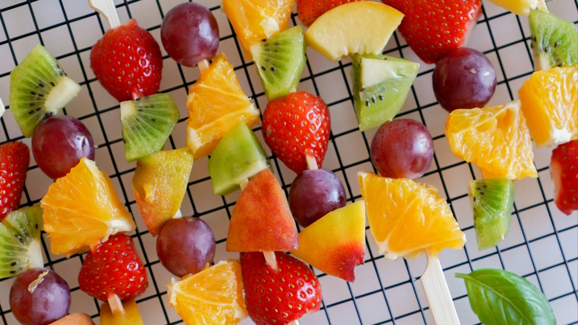 16. Brochettes de fruits accompagnées d'une sauce au yaourt et au miel