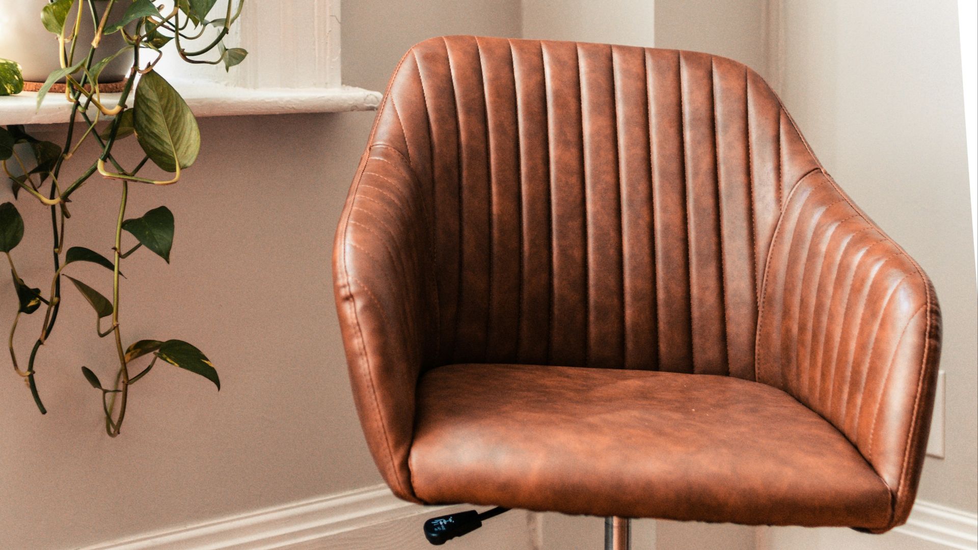 16. Se pencher en arrière sur une chaise