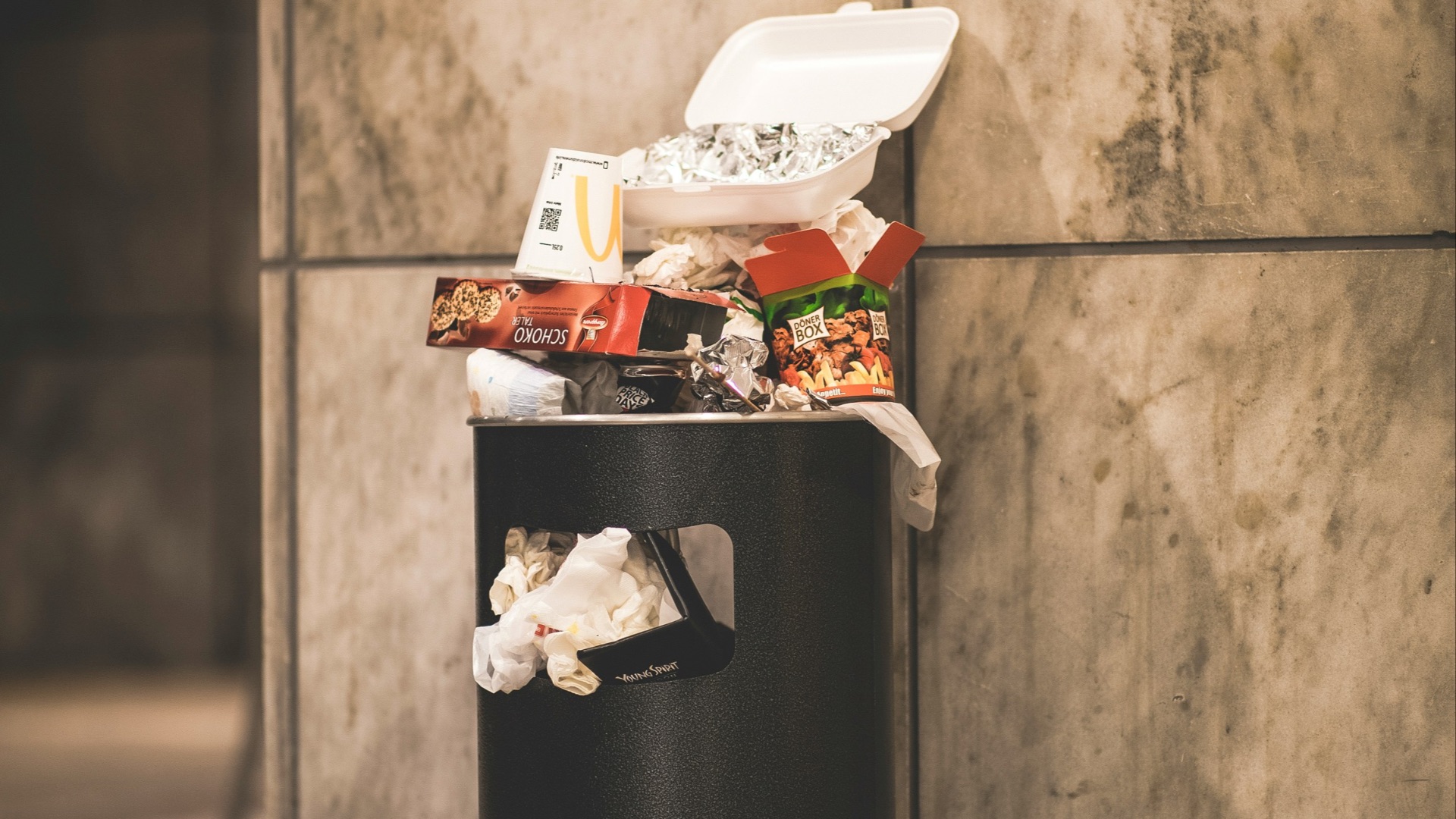 16. Des poubelles qui débordent