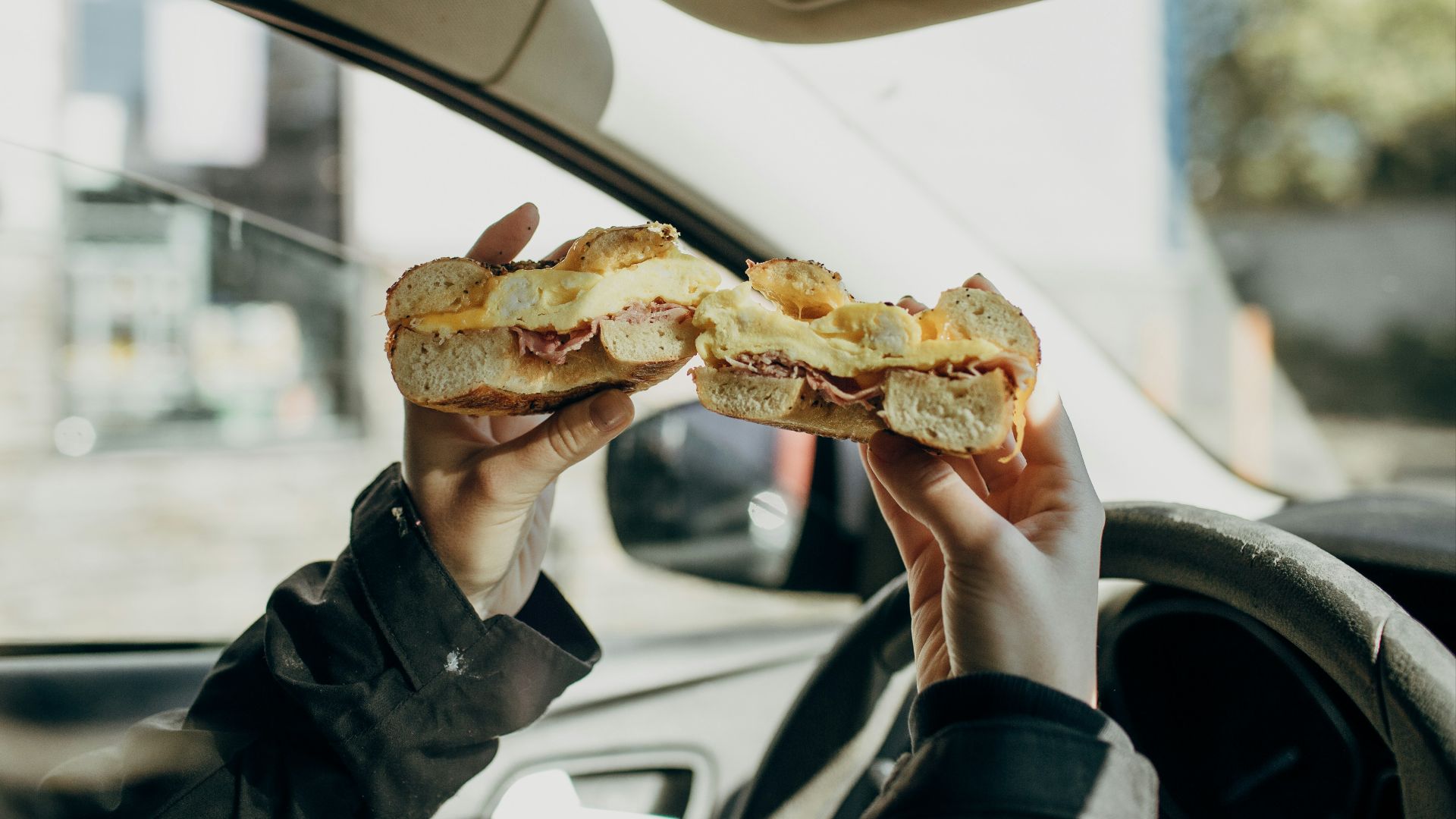 8. Les premiers repas pris au drive nécessitaient une protection pour les genoux