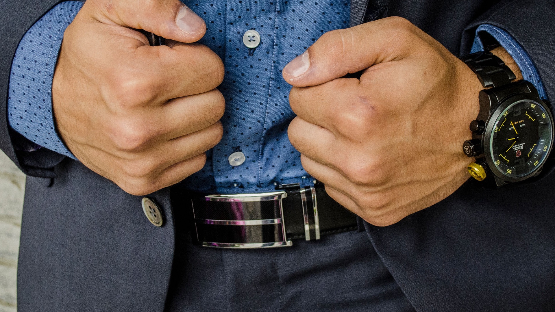 5. Associer une ceinture large à un costume de cérémonie