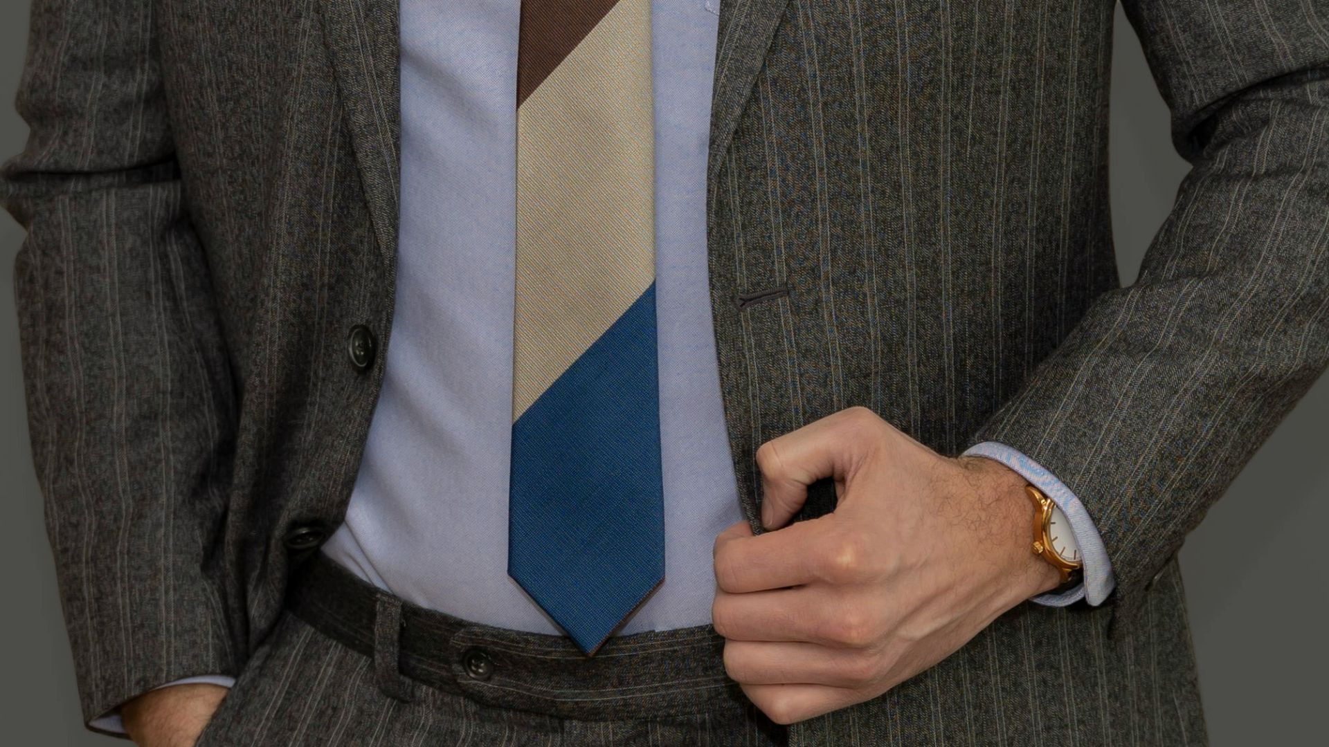 16. Un costume sombre à fines rayures