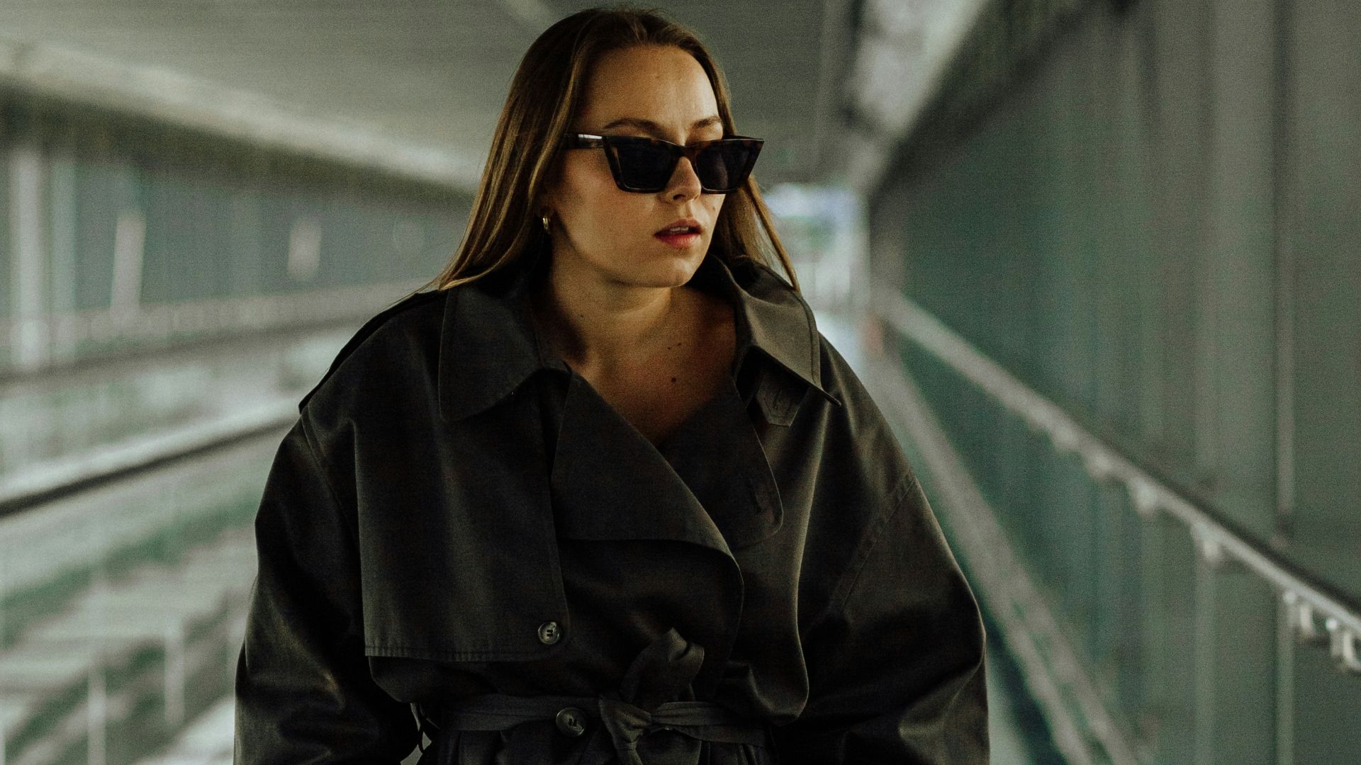 9. Trench-coats en cuir et pantalons de survêtement ajustés