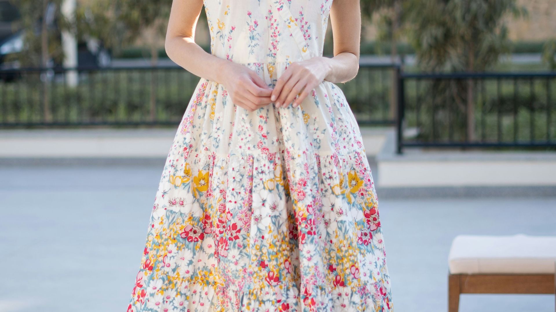 17. Chapeau de paille et robe midi à volants